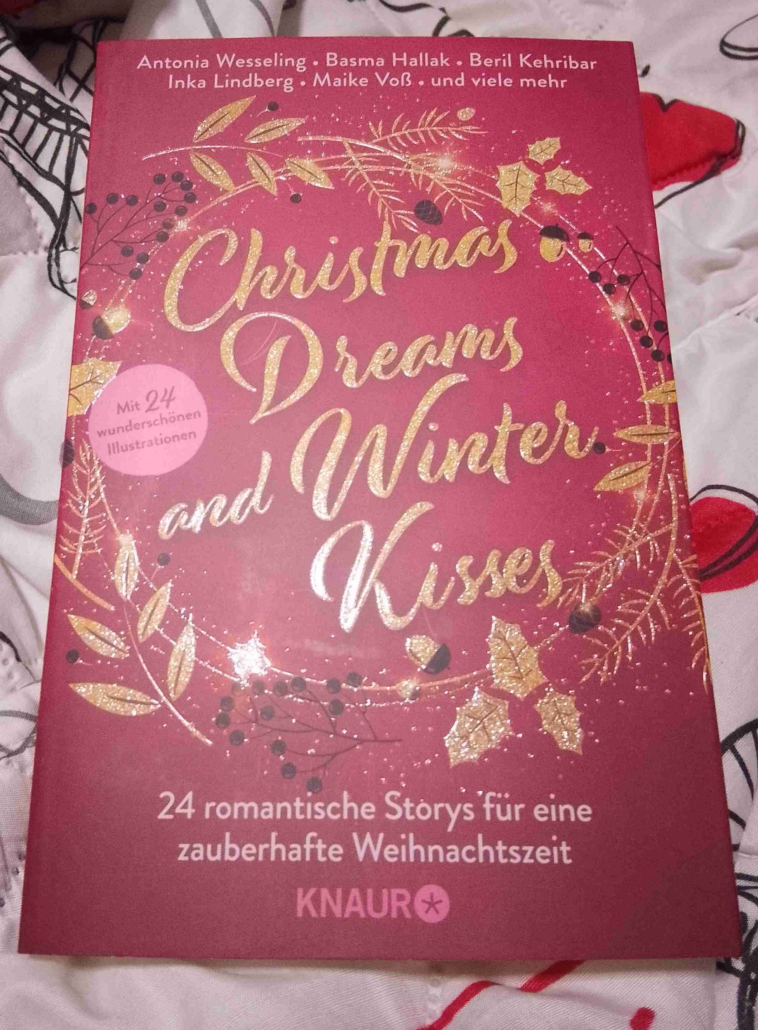 Dieser buchige Adventskalender hat mir sehr gut gefallen auch wenn ich nicht täglich daran gelesen habe. Sondern erst gestern weiter gelesen hatte bis nach 2:20 Uhr heute am Sonntag. Und da das Buch mehrere Autoren vereint ist es für mich zu kompliziert eine Rezension zu verfassen, deshalb bleibt es bei einer Kurzmeinung hier in der reado App!