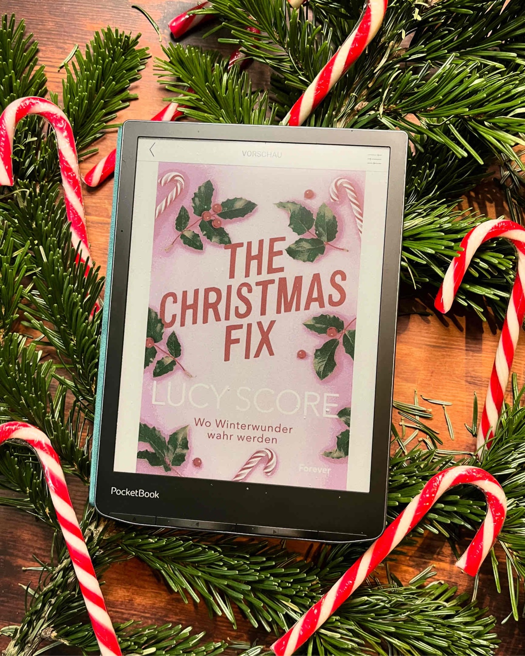 "The Christmas Fix" ist es eine unterhaltsame, leichte Story für die Weihnachtszeit. 
Auch wenn mir die Liebesgeschichte zu überstürzt und die Geschichte im Allgemeinen zu vorhersehbar war, bin ich mir sicher, dass diese Weihnachtsromance viele Leseherzen höher schlagen lässt. Für mich war es leider eher Lesefutter für zwischendurch.