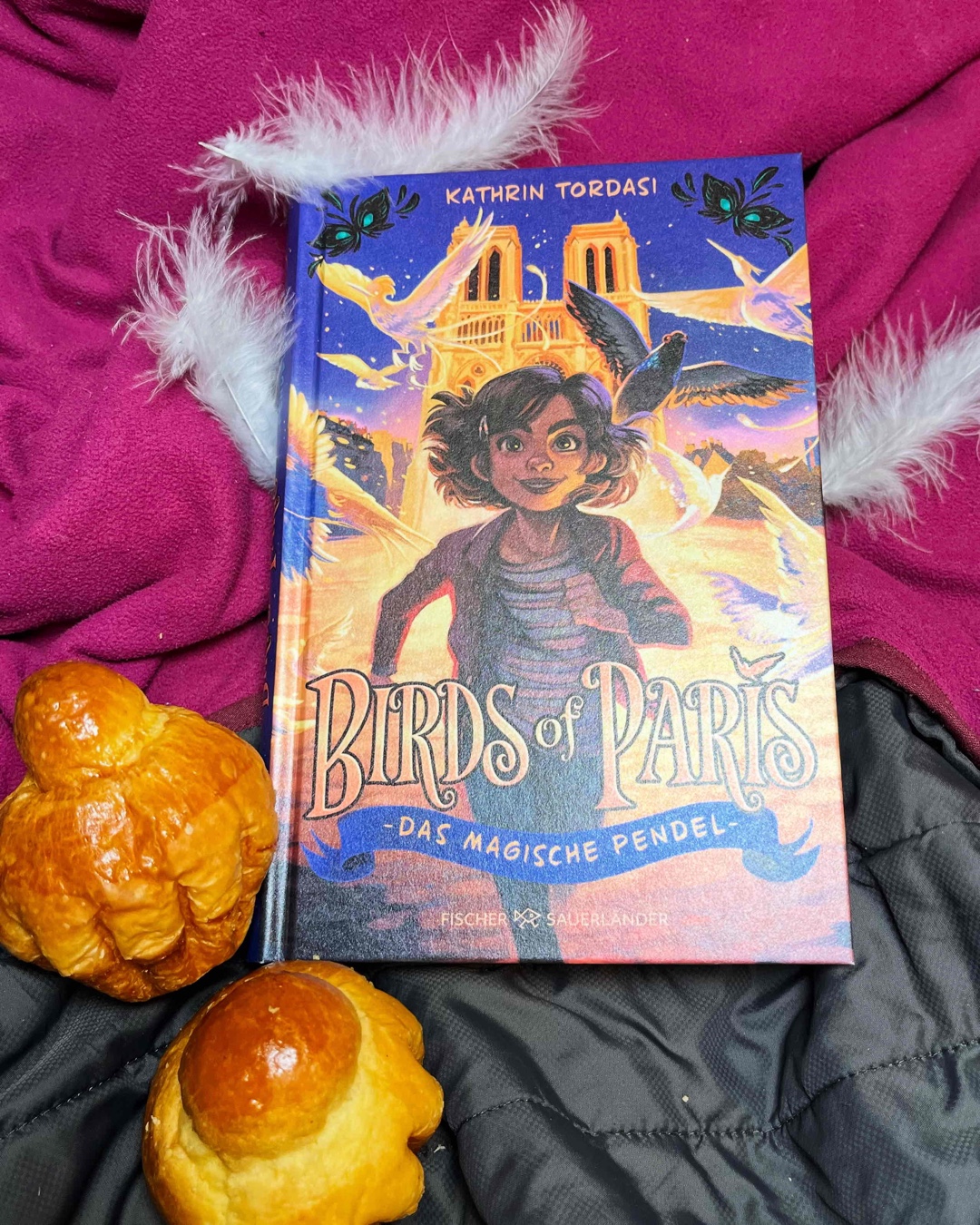 Einmal mehr entführt uns Kathrin Tordasi in ein fantastisches Abenteuer. Mit "Birds of Paris" entführt sie uns in ein magisches Paris voller Abenteuer, Magie, Freundschaft und bösen Vogelfängern. 
Dieses Buch ist wie ein Brioche: ein echter Genuss!
