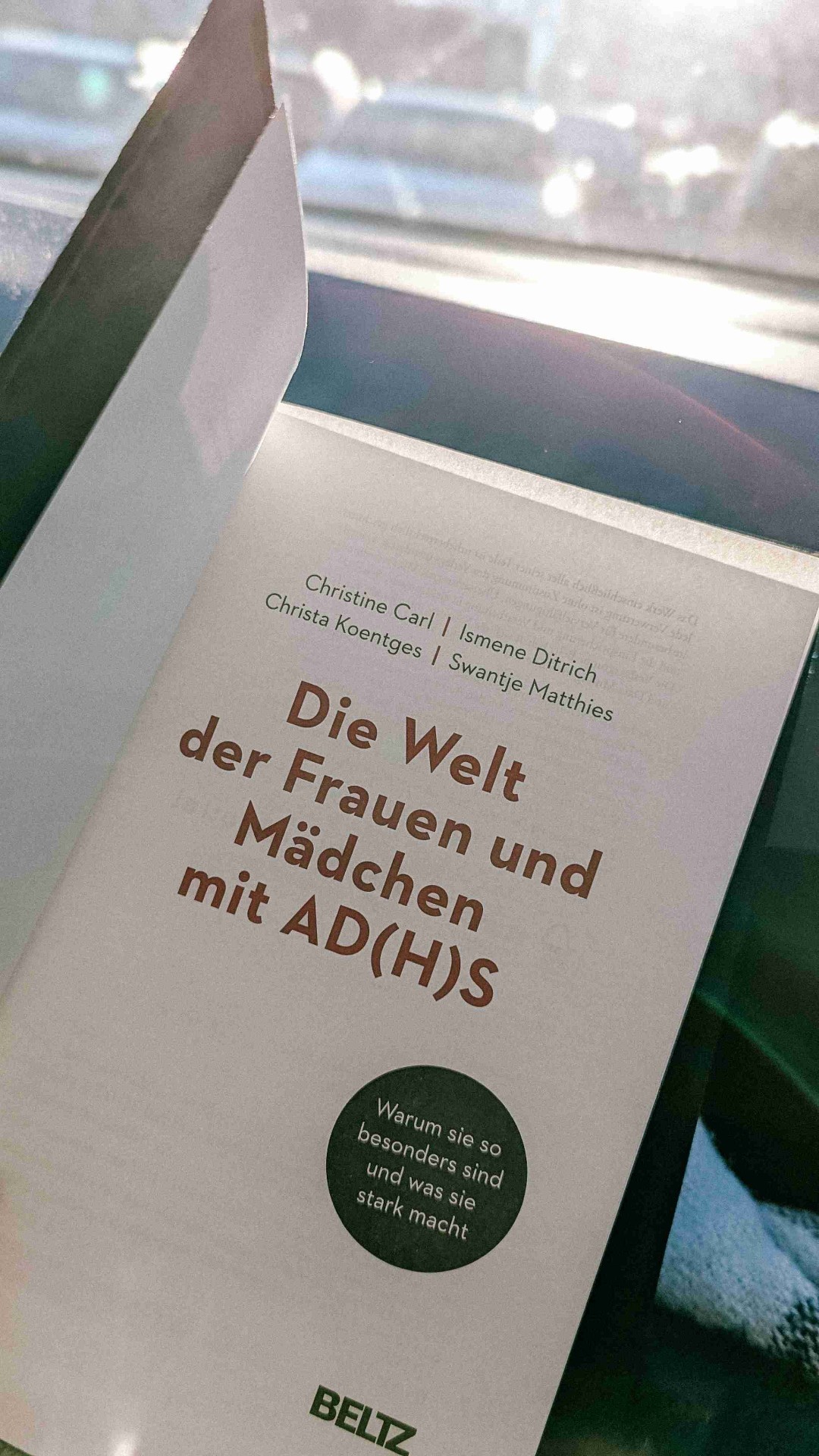 Christine Carl beleuchtet in ihrem Buch ein Thema, das lange Zeit übersehen wurde: Die besonderen Herausforderungen, denen Frauen und Mädchen mit AD(H)S gegenüberstehen.