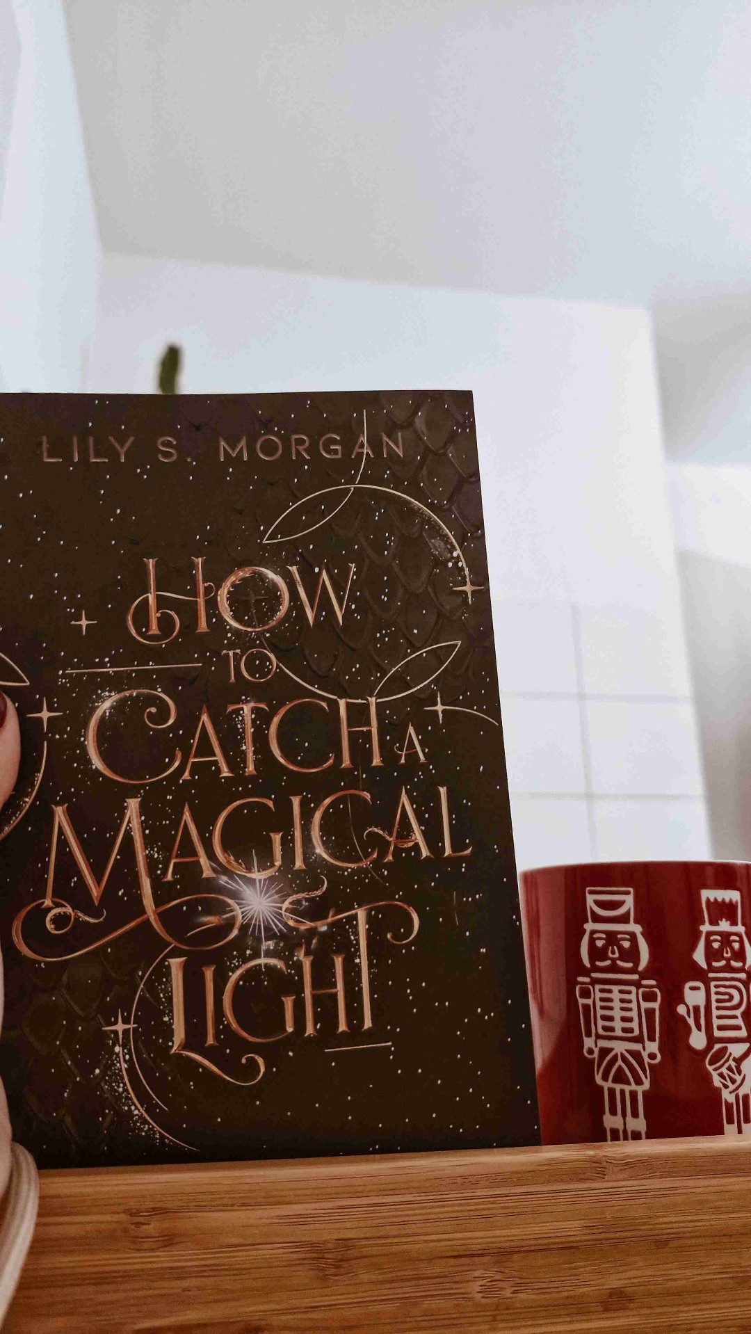 Dämonen, Hexen, Drachen, Irrlichter - alles was eine magische Welt braucht ist in dem Buch zu finden. Leider blieben mir die Handlung sowie die Charaktere etwas zu oberflächlich, was der Story aber nicht schadet!