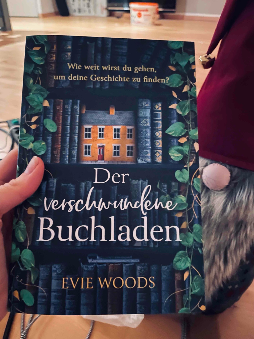 Ein JAHRESHIGHLIGHT!!
Das Buch hat mich ab der ersten Seite in seinen Bahn gezogen. Die Geschichte wird aus drei verschiedenen Perspektiven erzählt und vor allem die Geschichte von Opaline hat mich sehr berührt.
Das Buch ist absolut magisch, was auch darin begründet liegt, dass es einige übernatürliche Aspekte gibt, aber auf eine angenehme und schöne Weise. Ich kann es von Herzen empfehlen!