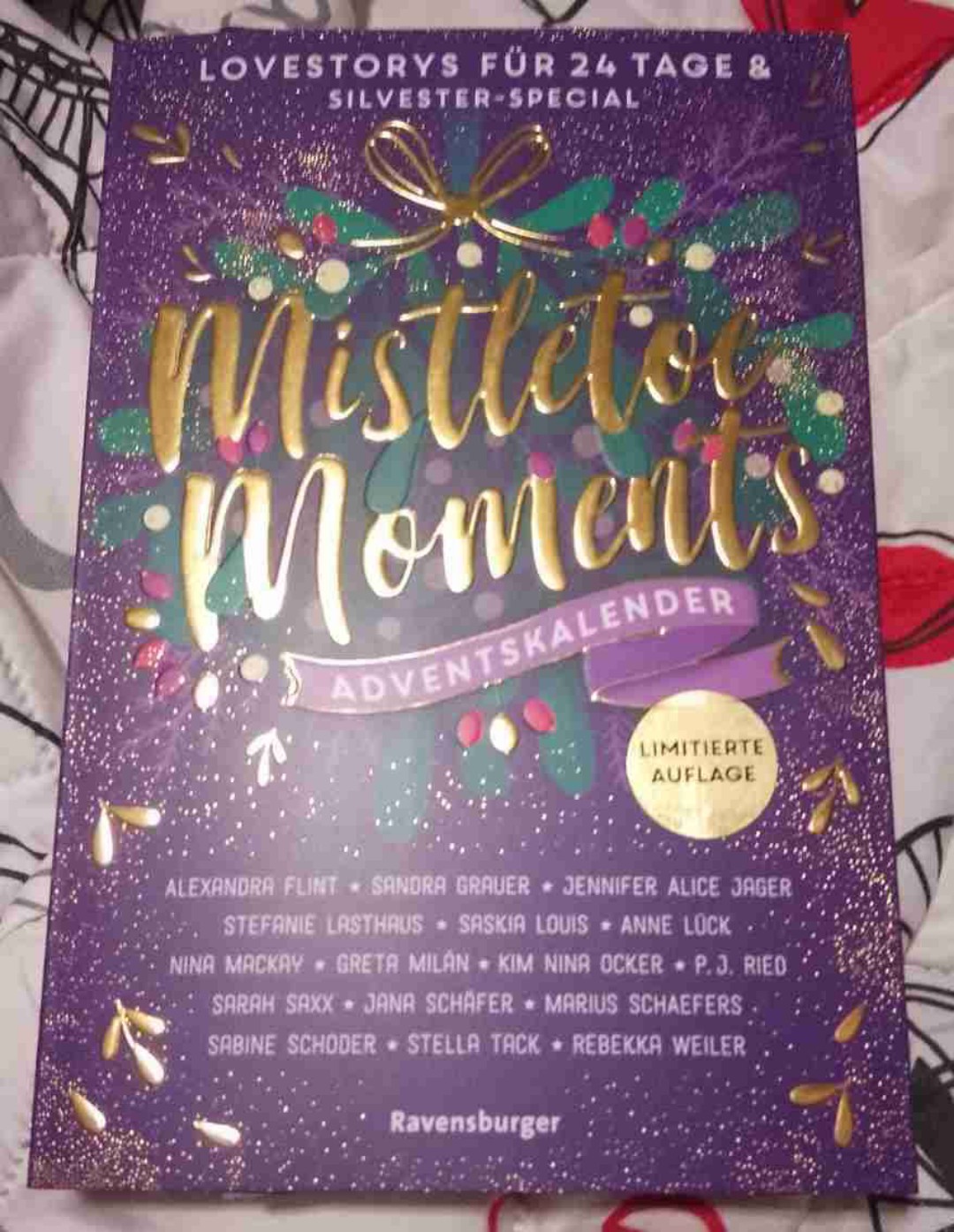 Die 25 Kurzgeschichten haben mir sehr gut gefallen. Zum ersten Mal ein Ravensburger Adventskalender beendet. Hab noch andere von dem Verlag wo ich Mal lesen sollte. (Und mein Exemplar sieht leider nicht mehr so aus wie auf dem Bild vom 30.11.24 sondern abgenutzt bei der Goldfolien Schrift. )