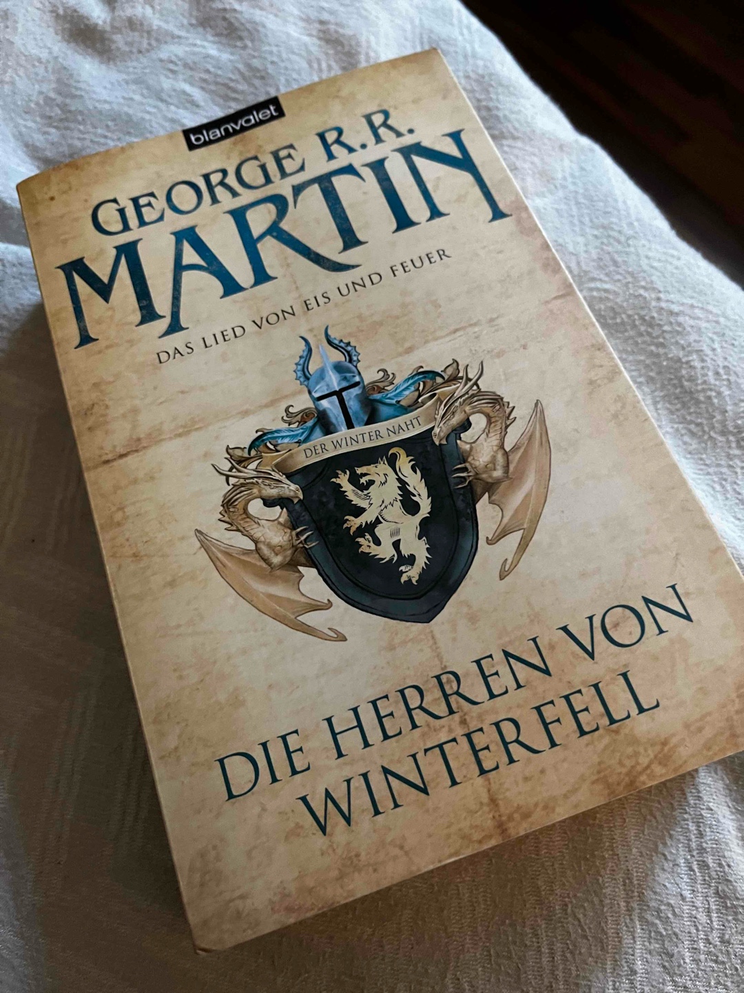 Der sehr gelungene Start in die Welt von Westeros. Unheimlich detailreich und lebendig schildert der Autor diese Welt. Die Hauptcharaktere haben eine unfassbare Tiefe und fühlen sich lebendig und real an.
Absolute Leseempfehlung für alle die sich nicht vor vielen Namen fürchten und natürlich alle Fantasy Fans.