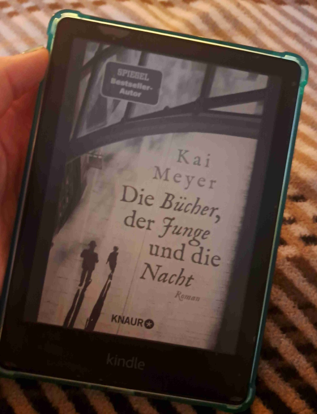 Durch die verschiedenen Blickwinkel der Jahre und Protagonisten in den Kapiteln, bleibt es immer spannend und anschaulich. Die Geschichte wird super schön dargestellt und beschrieben, die Bilder nehmen vor dem inneren Auge wunderbar Gestalt an.