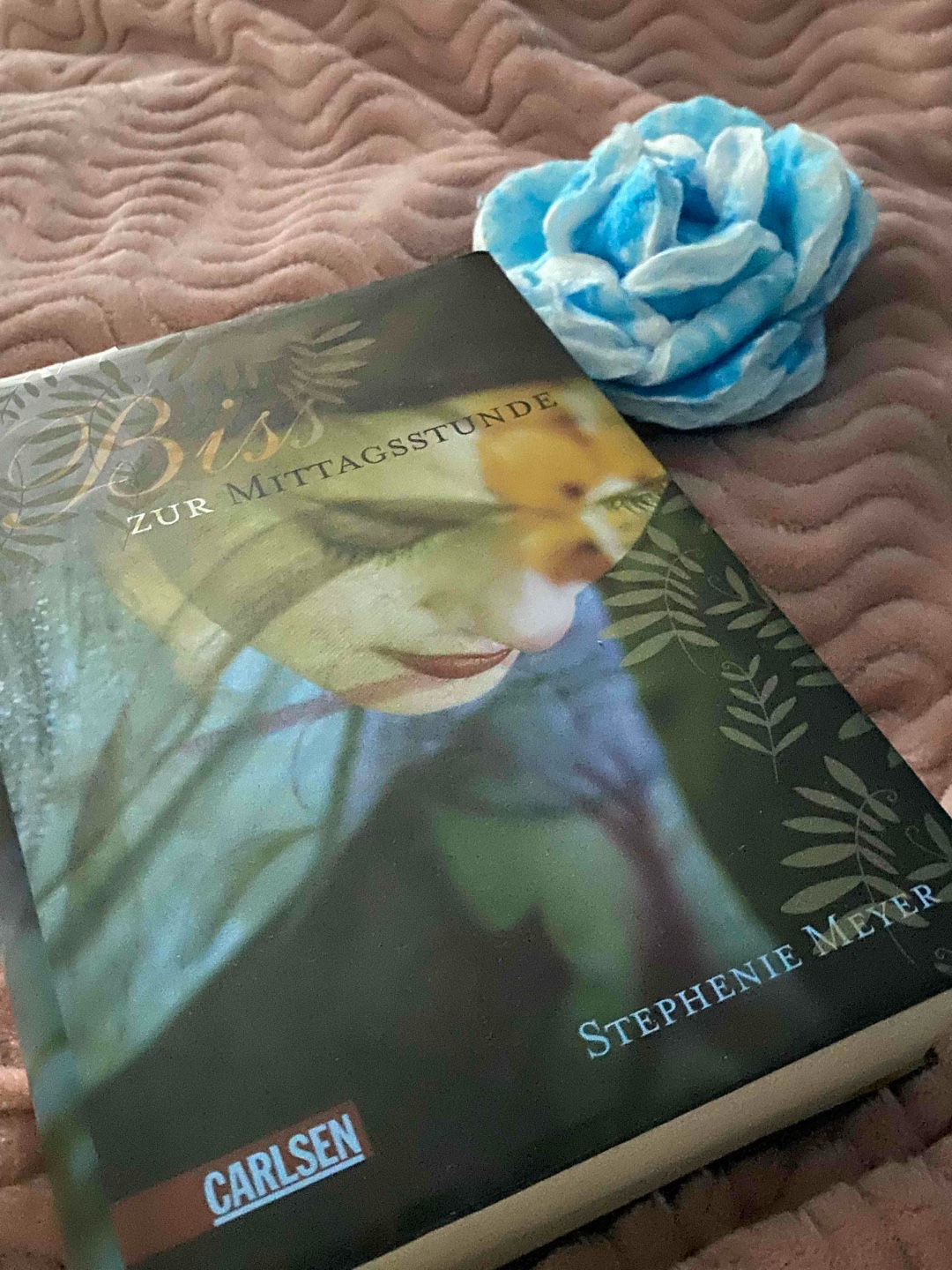 Cooles Buch🌸🌹
Sehr schön geschrieben und an manchen Stellen lustig. Das einstigte was nicht so gut war ist das Edward Bella verlassen hat. Aber das Jacob sich dann gut um Bella gekümmert hat fand ich sehr süß und schön. 
Wieder einmal ein tolles Bich von Stephenie Meyer.