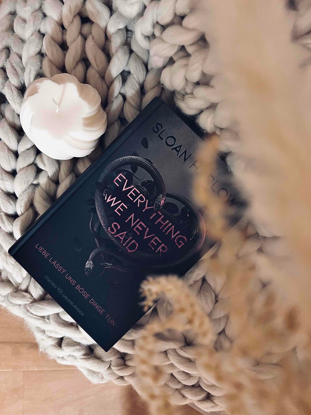 𝙴𝚅𝙴𝚁𝚈𝚃𝙷𝙸𝙽𝙶 𝚆𝙴 𝙽𝙴𝚅𝙴𝚁 𝚂𝙰𝙸𝙳 bietet eine fesselnde Geschichte, auch wenn nicht alle Plottwists überraschend sind. Trotz der teilweisen Vorhersehbarkeit hat es das Buch geschafft, mich in seinen Bann zu ziehen.  