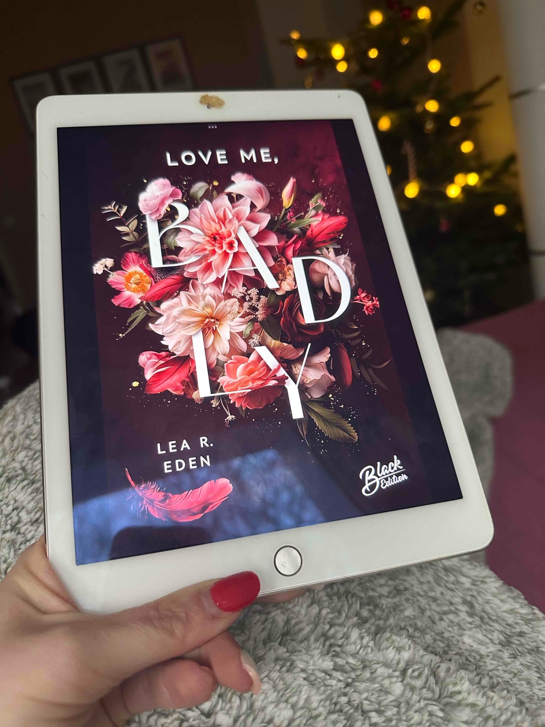 Was eine brutal krasse Story ! Tessa und Rian... Rian, der Stalker überhaupt und Tessa? Der es iwie einfach gefällt dank der süßen kleinen Nachrichten und Aufmerksamkeiten die sie bekommt. Wir haben hier eine Curvy Protagonistin - was ich wunderbar finde! Es wird aus beiden Sichten geschrieben und i love it !!!
Es gibt definitiv einige krasse Szenen
und die Gedankengänge und Vergangenheit von Rian sind nicht ohne.
Kann es echt empfehlen und hab es soooo gerne gelesen ... schön war auch, dass evan und may aus Teil eins auch da waren und die anderen Jungs.