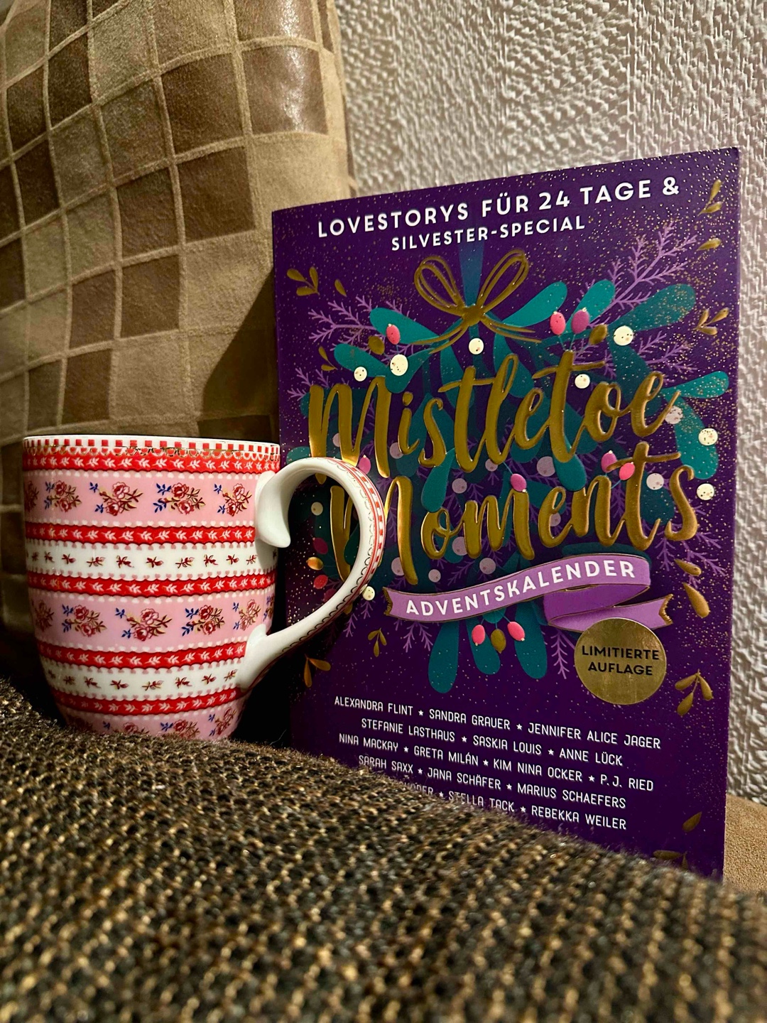 Abwechslungsreiche und romantische Kurzgeschichten, die durch die Adventszeit begleiten. 🎅💜📖