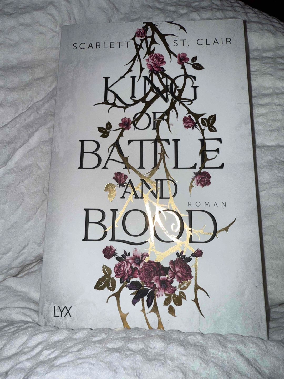 Mein aller erstes Fantasy Buch & ich bin verblüfft, dass ich es gar nicht so schlecht fand. Ich musste mich erstmal in die Welt und in die Art dieses Genres reinfinden, fand es aber tatsächlich ganz gut. Es war sehr spicy & die Story wirklich interessant 🧛🩸🔥