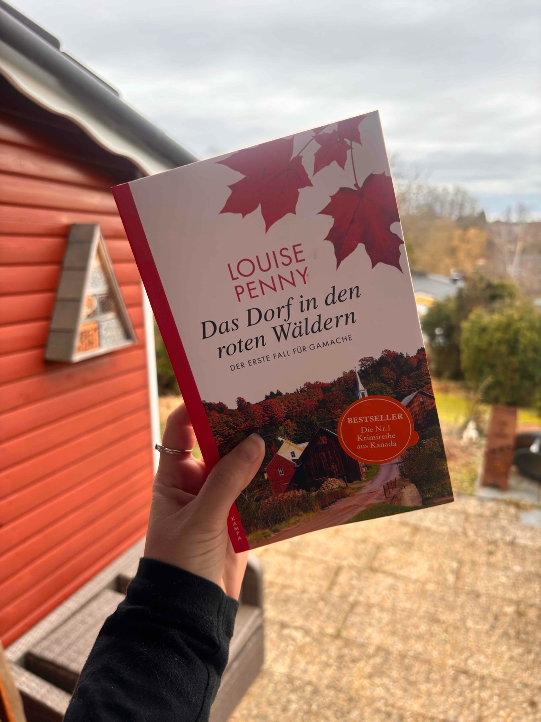 Ein Buch, das ich nie gekauft hätte. Das mich aber zu 100 % überzeugt und gefesselt hat.
Ein Krimi mit einem Inspektor, der mich an Inspektor Barnaby erinnert. Ein Dorf mit wundervollen und starken Charakteren und ein Mord dessen Aufklärung mit vielen Irrungen und Wirrungen verbunden war. Kurz um, der Auftakt einer wundervollen Reihe, über die ich mich stürzen werde! Ganz großes Herzensempfehlung!