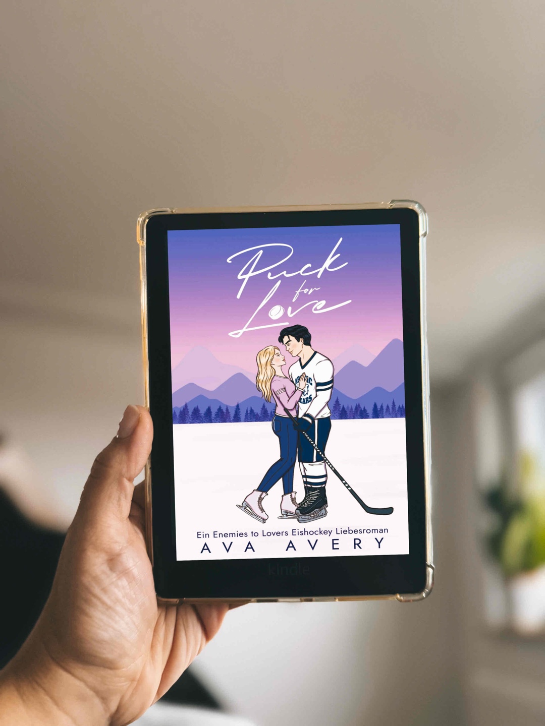 Ich mag Sport Romance eigentlich sehr und hatte mich auf „Puck for Love“ gefreut, aber leider konnte mich die Geschichte nicht wirklich packen. Der Enemies-to-Lovers-Trope, der versprochen wurde, kam für mich kaum rüber. Stattdessen ging es von Anfang an fast nur um die körperliche Anziehung. Irgendwann waren die beiden dann verliebt, aber ich habe es nicht wirklich gefühlt, weil die Beziehung sich nur auf der körperlichen Ebene entwickelt hat. Und die Spicy Szenen waren irgendwie unangenehm. 🙈
Gut gefallen haben mir das Setting, das schön beschrieben wurde, und der Humor, der das Buch an einigen Stellen aufgelockert hat. Außerdem liest es sich wirklich leicht und angenehm. Insgesamt bleibt die Story aber ziemlich flach und konnte die Erwartungen, die die Tropes geweckt haben, nicht erfüllen. Es war okay, aber mehr auch nicht.