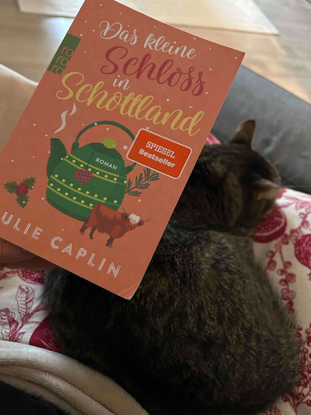 So ein schönes, gemütliches, unaufgeregtes Buch! Perfekter cozy read. Weitere Teile werden sicherlich gelesen!