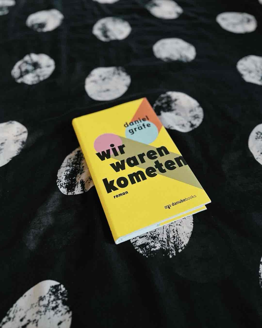 Von mir gibt es eine große Empfehlung für eine unbequeme Liebesgeschichte voll von glühender Hitze, Erschütterungen und Einschlägen - wie bei Kometen. ☄️