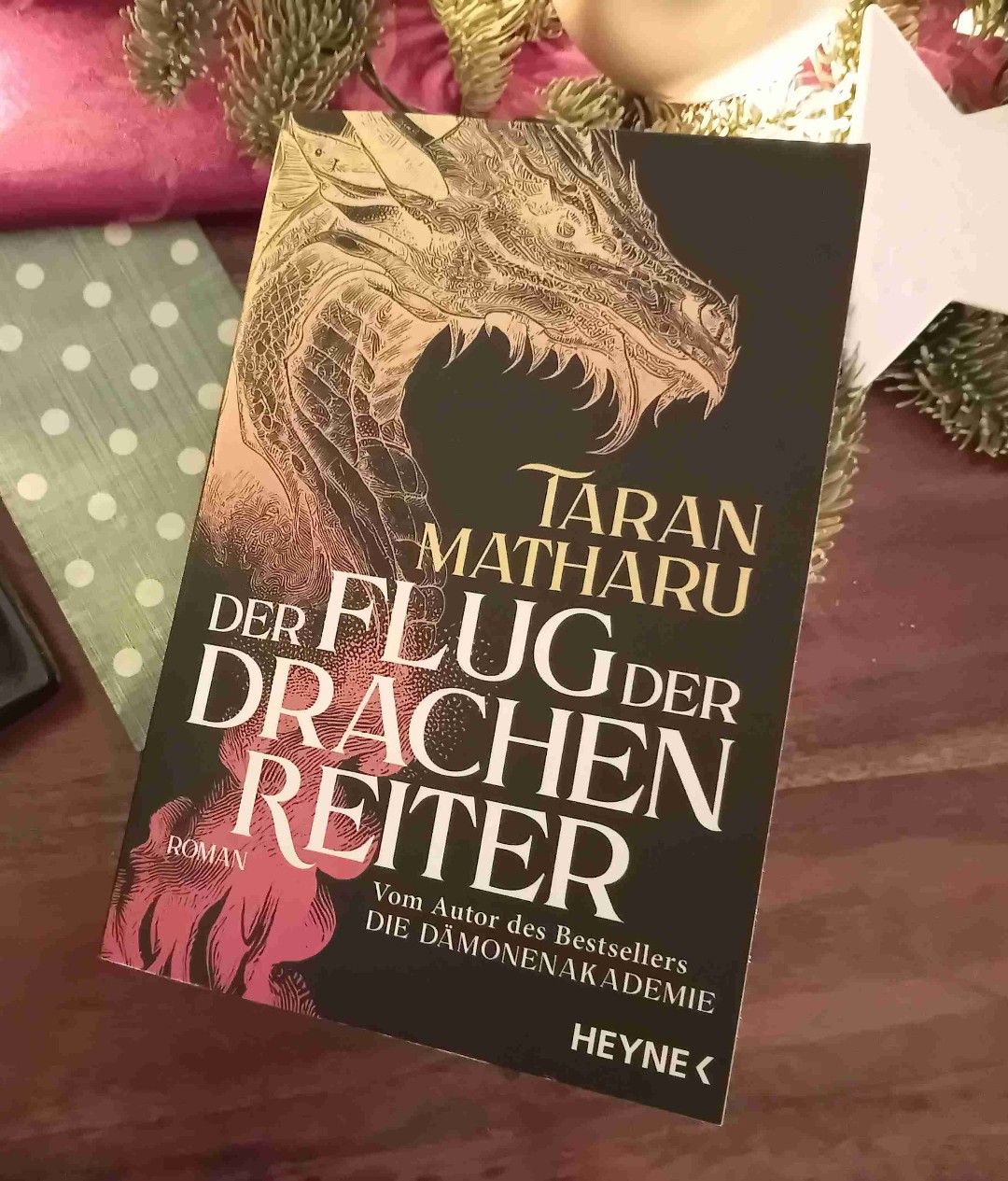 Toller High Fantasyauftakt mit tollem Worldbuilding und großartigem Soulboznd System.