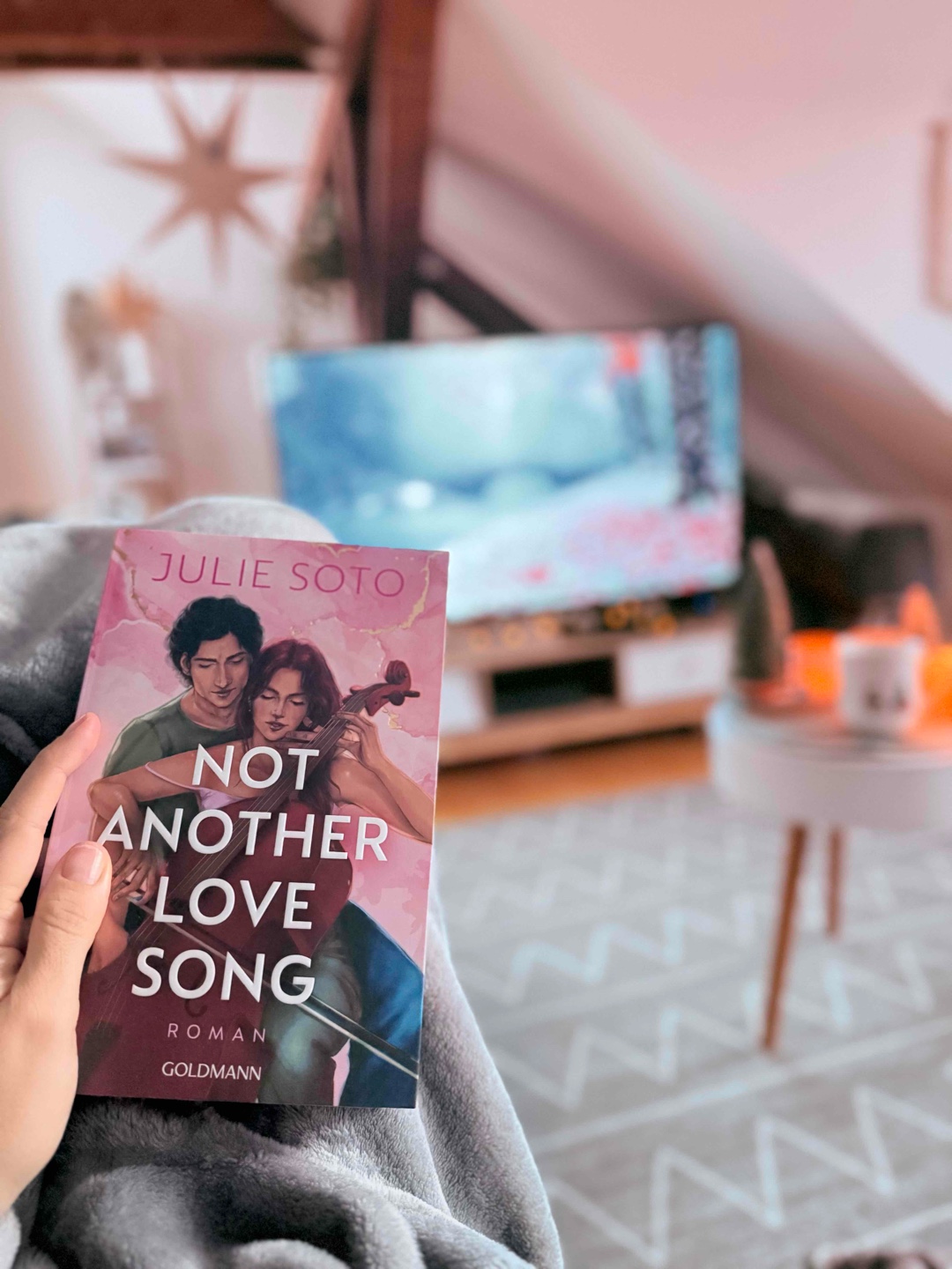 Das Buch hat mich gut unterhalten, auch wenn es mich nicht komplett überzeugt hat. Besonders mochte ich die Nebencharaktere, wie Gwens besten Freund und Mable, die der Geschichte viel Charme und Leichtigkeit gegeben haben. Allerdings hatte ich Schwierigkeiten, einige Begriffe aus der Orchesterwelt zu verstehen, was mich manchmal etwas rausgebracht hat. Auch die Konflikte und Entscheidungen der Hauptfiguren wirkten oft wenig nachvollziehbar, was es mir schwer gemacht hat, richtig mitzufühlen.