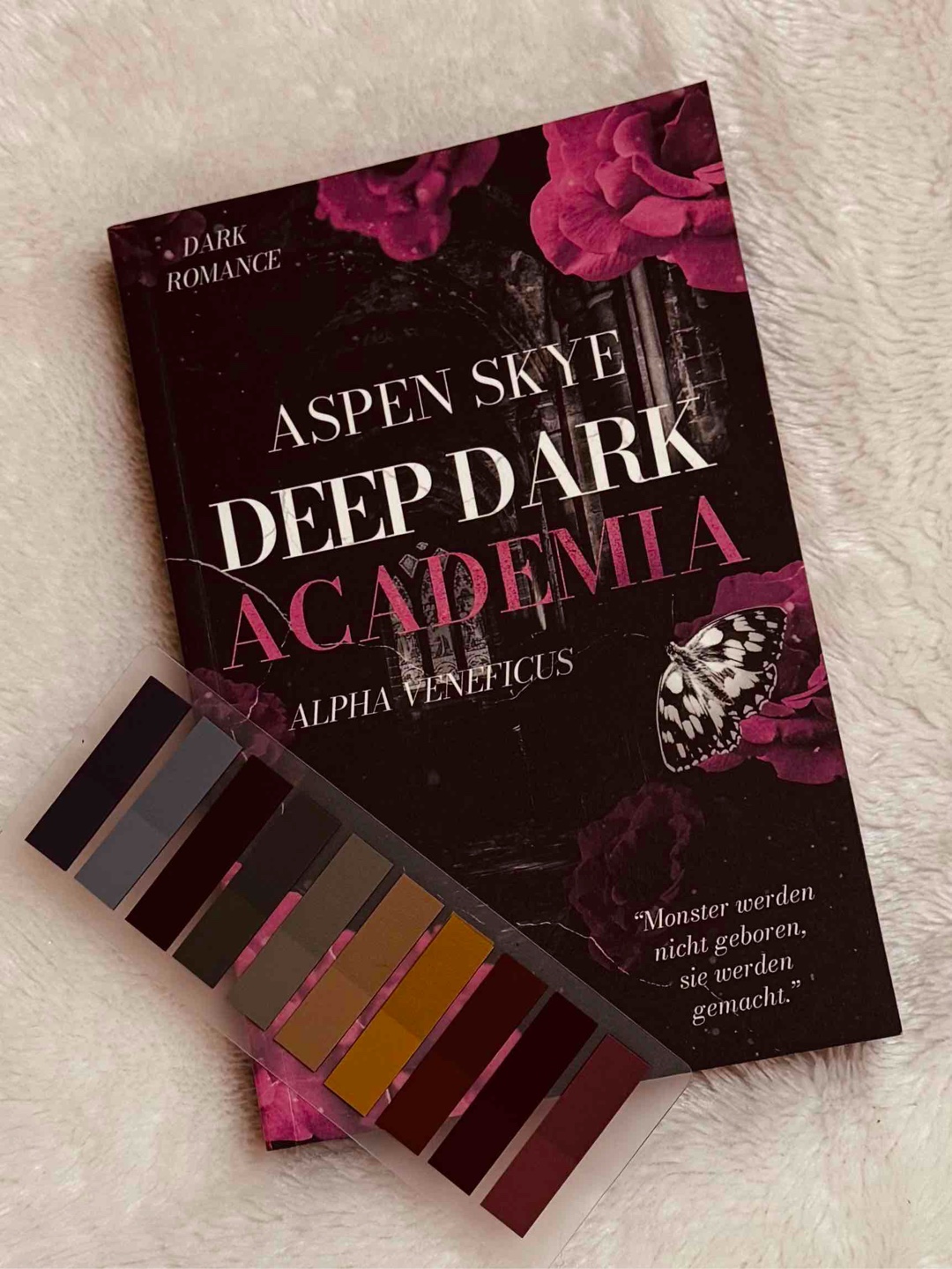 „Deep Dark Academia - Alpha Veneficus" hat mich in eine düstere aber dennoch faszinierende Welt entführt. Geheimnisse, Intrigen und dunkle Romancen lauern in der Ashford University an jeder Ecke!