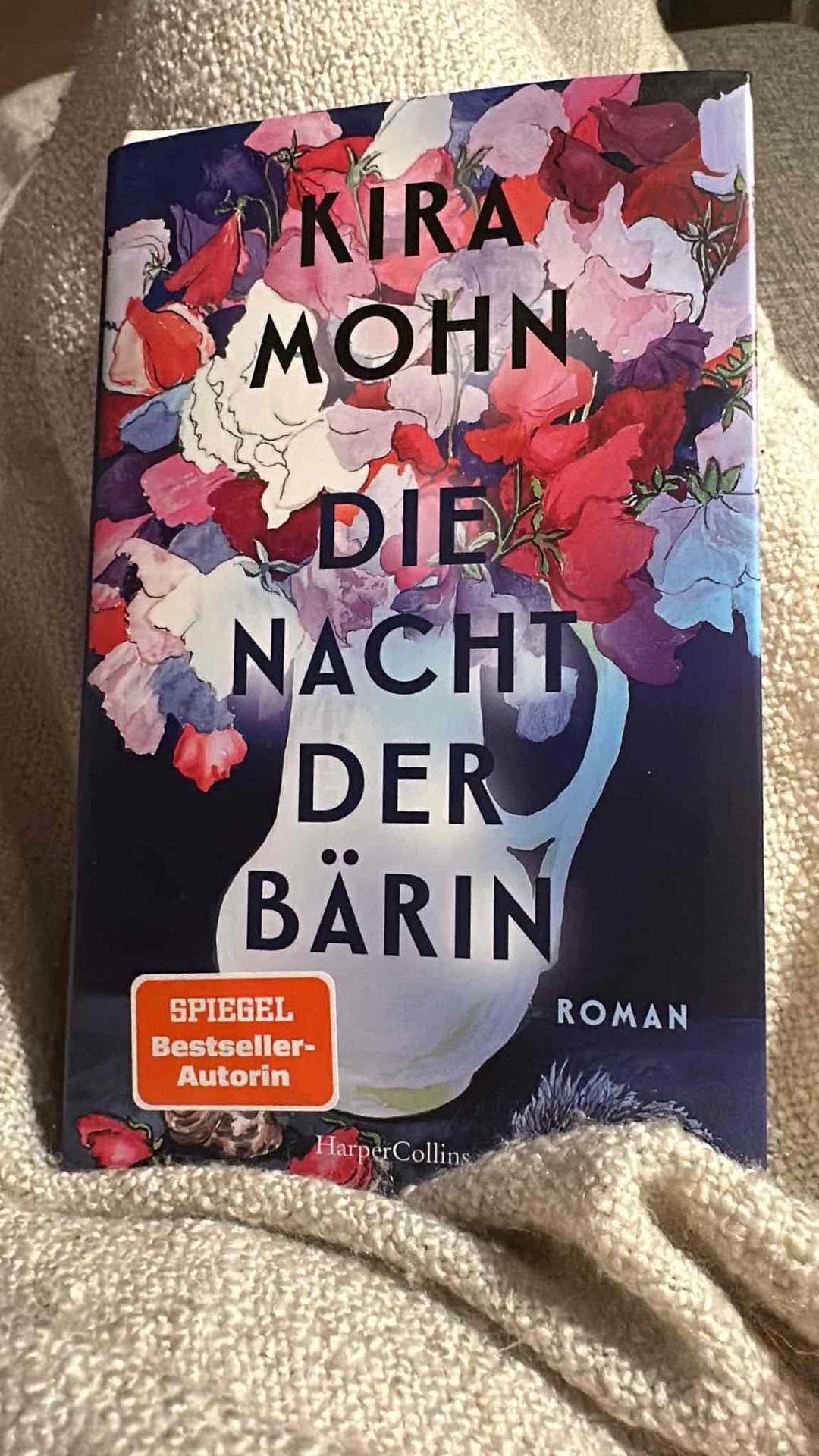 Der Roman konnte mich, vorallem zum Ende hin, sehr fesseln und mitreisen. Ich fand es gut, dass die Geschichte aus zwei Perspektiven erzählt wurde, so wurde die Spannung aufrecht erhalten und man konnte die Geschichte gut nachvollziehen und einzelne Fäden verknüpfen. Die Inhalte sind teilweise schwer auszuhalten und gleichzeitig unheimlich wichtig und wahrscheinlich die Lebensrealität sehr vieler Frauen. Gerade das Ende hat mich nochmal sehr berührt und der Roman hallt noch immer nach.  Für mich ein kleiner Wermutstropfen:  die Autorin hat sehr deutlich gemacht, dass sie einen veganen Lebensstil bevorzugt und was sie von einer omnivoren Ernährung hält. Für mein Empfinden hatte es etwas Belehrendes, was mich zunehmend gestört hat und was es für die Geschichte nicht gebraucht hätte. Nichtsdestotrotz ein sehr gelungener Roman. 