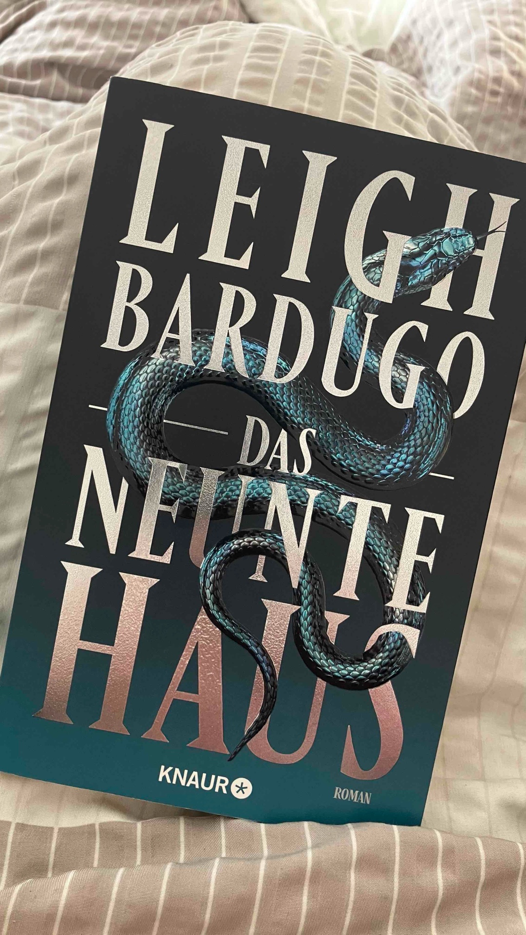 Der Einstieg ist anspruchsvoll, da man direkt in die Handlung geworfen wird und – ähnlich wie Protagonistin Alex Stern – erst einmal orientierungslos ist.