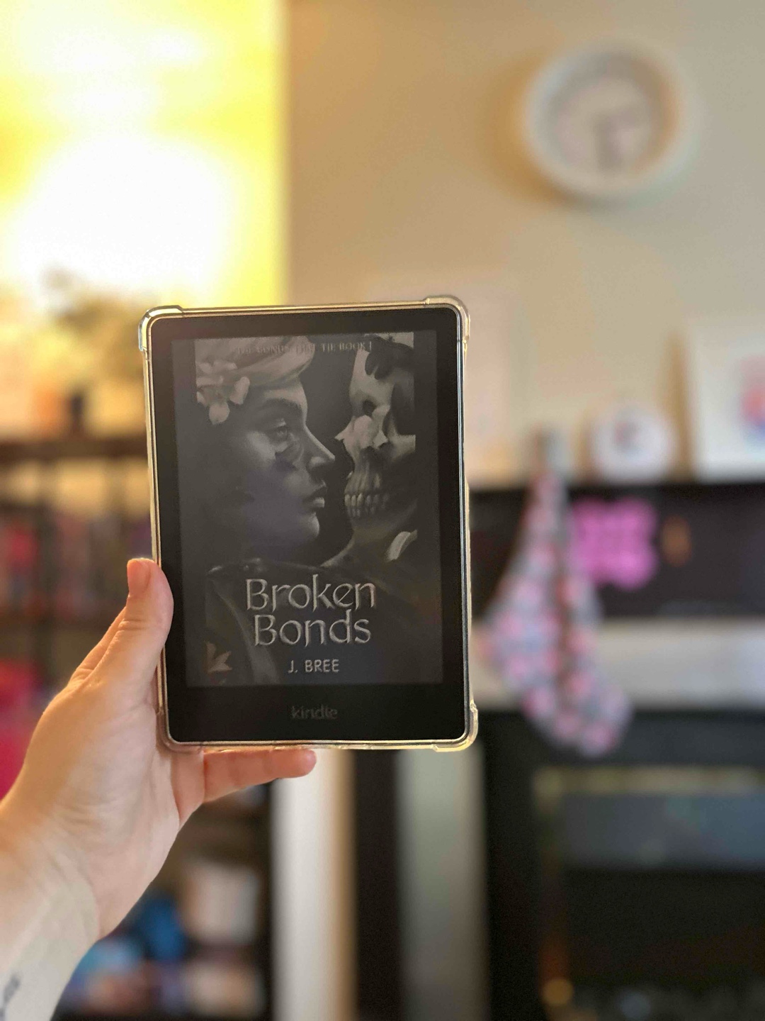 Endlich mal wieder ein Buch, das mich so richtig gepackt hat. Ich konnte es nicht aus der Hand legen. Ich wusste nicht, dass es urban Fantasy ist, sondern erwartete irgendein Fae-Setting und finde, das Cover hat wenig mit der Geschichte zu tun, aber davon abgesehen, hat es alle Erwartungen erfüllt 😄 wäre eigentlich ein 5⭐️-Read, aber ich fand manche Sachen bisher noch nicht ganz stimmig bzw. noch zu wenig erklärt und hoffe, dass in den weiteren Bänden da noch mehr kommt. Absolute Empfehlung!