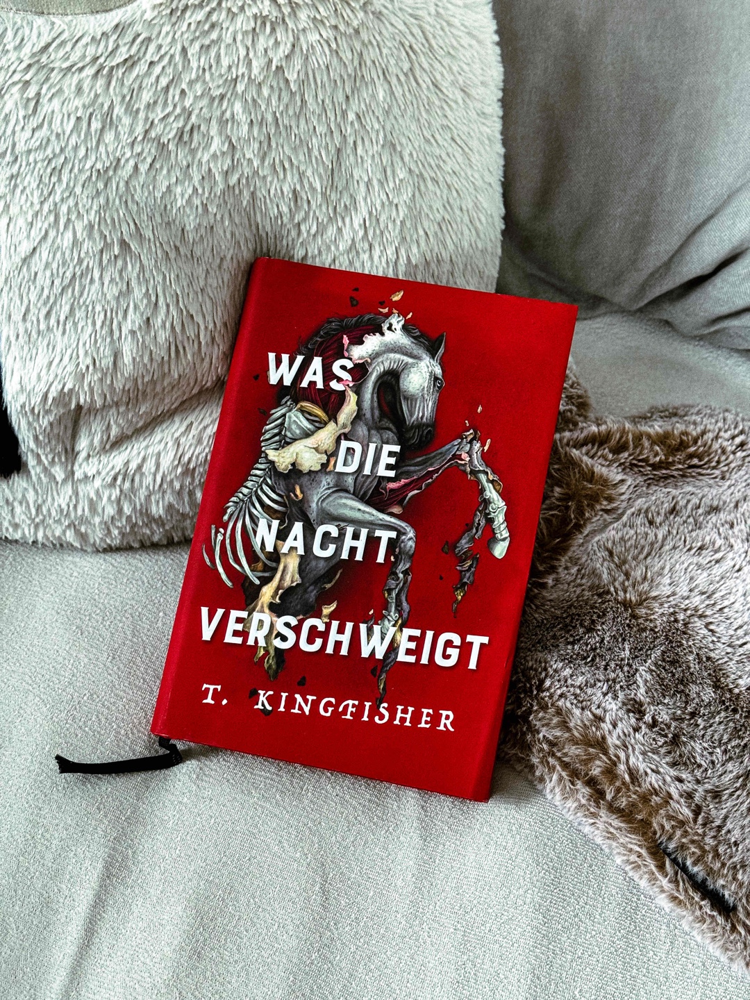 »Es war, als wäre ihre Haut eine Leinwand, die jemand horizontal aufgerissen hatte. Ihre lächelnden Lippen sackten mitsamt Kinn und unterer Wangenhälfte herab. Hinter den blutleeren Hautfetzen herrschte gähnende Leere. Ich starrte hinauf, direkt in ihren Schädel, in die Höhle, die ihr gesamtes Gesicht ausfüllte - rot, feucht und zerfurcht.« (S.141)