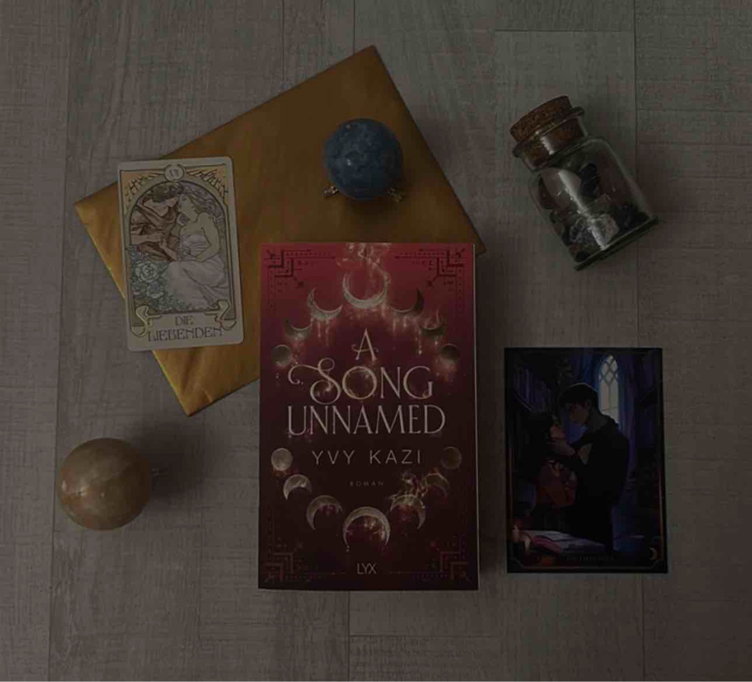 Gesamt: ⭐️ 4,5/5
Spannung: 📈 4/5
Charaktere: 👤 5/5
Lovestory: ❤️ 4/5
Herzschmerz: 💔 3/5
Spice: 🌶️ 4/5
Lieblingszitat: „Perfekt ist, was wir mit Liebe betrachten. Und in meinen Augen bist du pure Perfektion.“