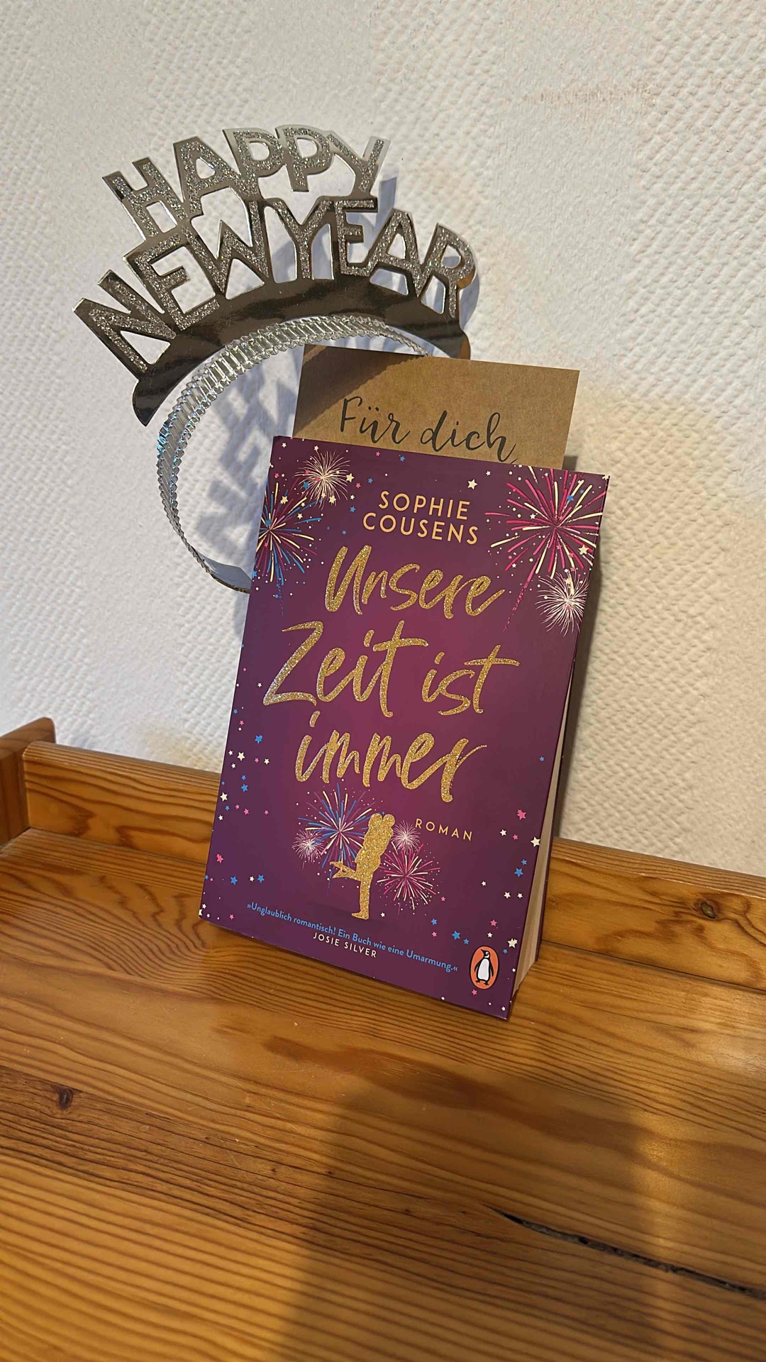 🍾🧨 das perfekte Buch für den Jahreswechsel💥🎉 das Cover ist wunderschön. Die Idee der Handlung ist toll. Stellenweise etwas langatmig und zum Schluss erschien die Wendung etwas plötzlich. 