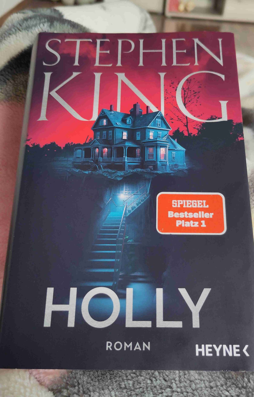 Holly Gibney steckt nicht nur in einer Lebenskrise sondern muss auch einen verzwickten Fall lösen der wieder mal Zeigt wie Böse die Menschheit sein kann.

Ich habe es sehr geliebt wieder mehr von Holly zu lesen und die Tatsache daß es im Jahre 2020 spielt wo auch solche Themen wie Corona und Trump wichtig sind hat mir sehr gefallen. Ich finde das Buch hat sich am Anfang sehr gezogen was wir aber von Stephen King kennen und somit nichts neues ist. Ich finde dieses Buch ist ein gelungener Abschluss (oder auch nicht?) der Holly Reihe und ich habe diesen Charakter sehr ins Herz geschlossen 

4/5⭐