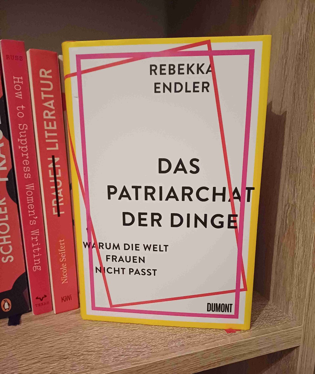 Ich mag es, wenn Informationen unterhaltsam und mit genug Wut verpackt sind. Außerdem ist das hier eins der inklusiveren Bücher. Hat mir ausgesprochen gut gefallen.