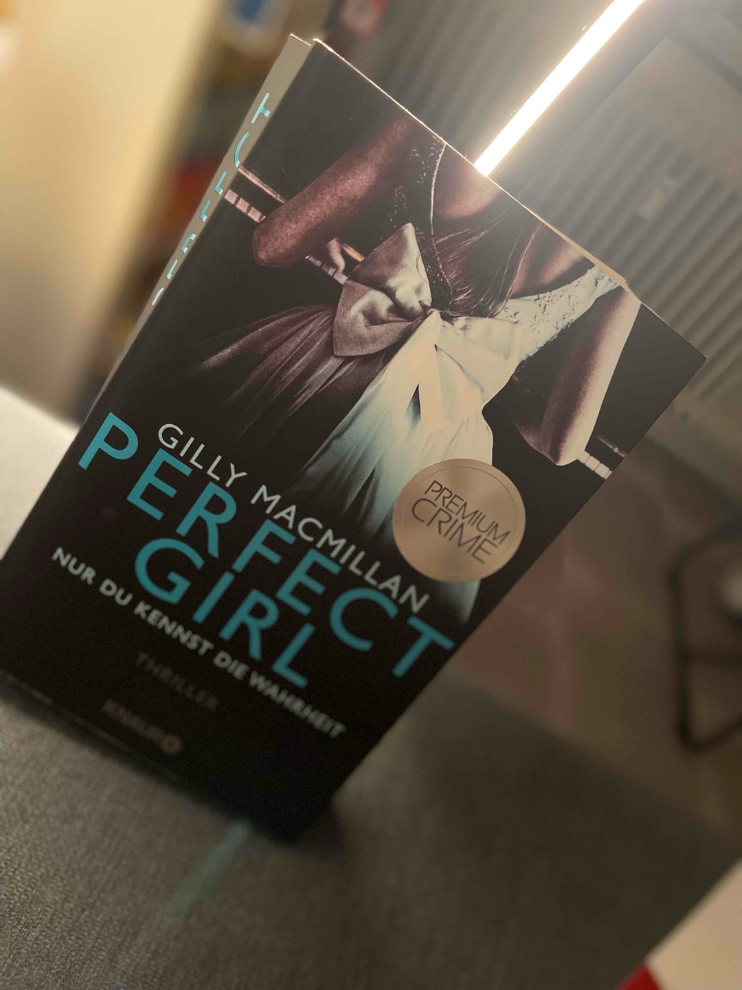 Super Buch- die verschiedenen Erzählweisen der Peronen haben mir super gefallen.
Ansich waren es zwei Geschichten in einer uns beide waren super spannend zu lesen bis es sich am Ende zu einem zusammengesetzt hat.

Klare Weiterempfehlung von mir.
