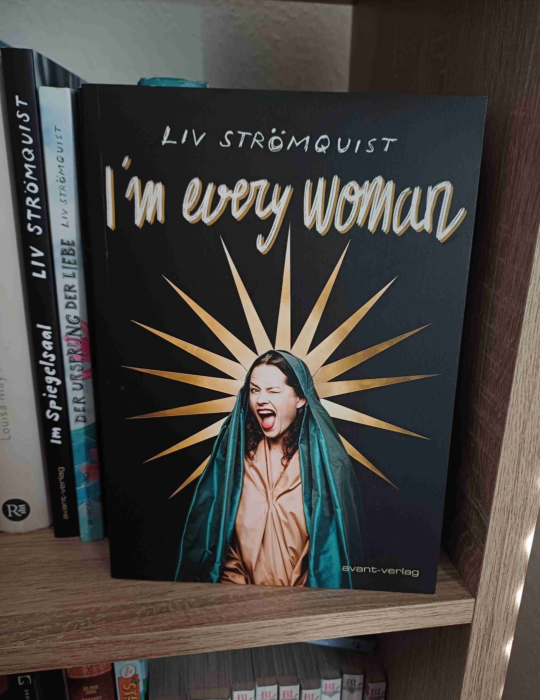 Männer, die Kult wurden und ihre Frauen, die darunter litten, unsichtbar, obwohl begabter als die Männer. Dazu Livs grandioser Humor. ♥
