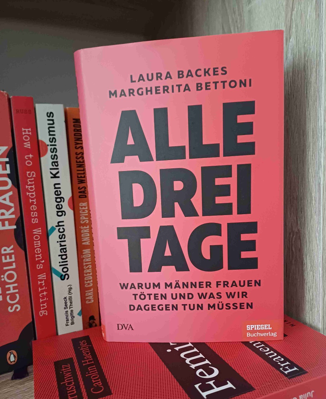 Unfassbar hartes und doch so notwendiges Buch. Habe leider viel aus meinem Umfeld und eigenen früheren Beziehungen wieder erkannt. Das Schlimme ist, dass der Titel nun veraltet ist, weil Femizide steigen.