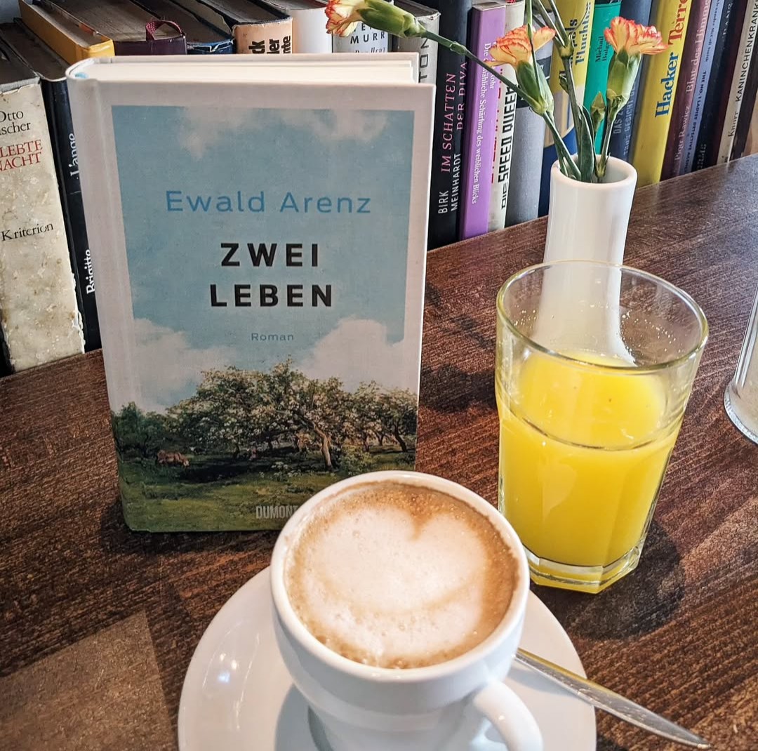 Und ich wollte verstehen, warum der Autor bzw. seine Bücher so viele begeisterte Leser:innen hat. Ich verstehe es nun, es trifft nur nicht meinen Geschmack.