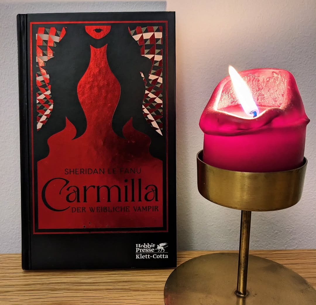 Der Buchtitel sagt uns das schon vor dem Lesen des ersten Satzes und das hier ist ja auch kein Detektivroman. Aber ein Schauerroman, ja, das ist es definitiv. In alter Sprache aber gut lesbar erzählt, macht dieses Buch gerade in der jetzigen dunklen Jahreszeit Spaß.