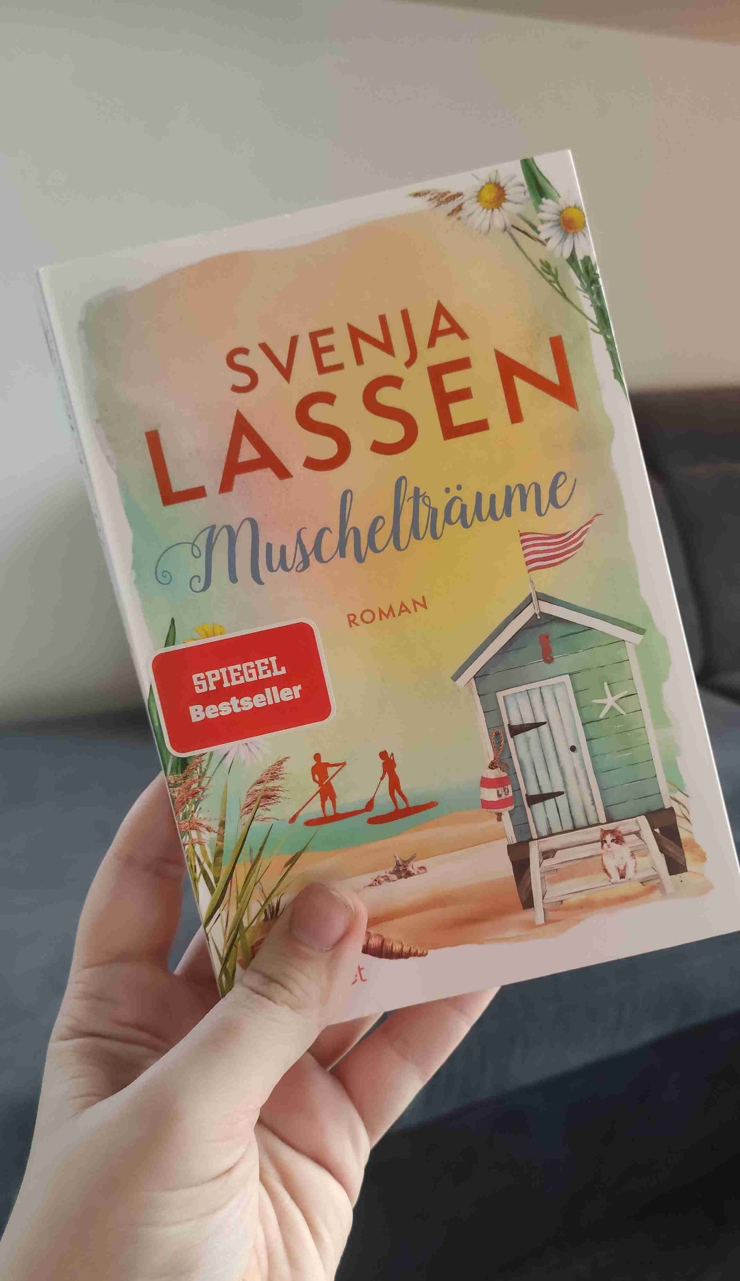 Svenja Lassen bleibt einfach meine Lieblingsautorin, wenn es um Liebesromane fürs Herz geht. Es war schön mal was von der Ostsee von ihr zu lesen (habe bisher nur ihre Werke von der Nordsee gelesen)
Der Einstieg in diese Reihe ist ihr sehr gut gelungen. Das schöne an den Svenja Lassen Romanen ist, dass die Bücher aufeinander aufbauen, die Protagonist*innen aber von Buch zu Buch wechseln & jeder im 'Freundeskreis' der vorigen Bücher mal der Hauptcharakter wird. So bleibt man in der Stimmung und im Setting. Lernt aber eine ganz neue Seite kennen. Hier hatten wir ein klassisches 'Enemies to lovers' Solide. Gefällt mir! Freue mich auf den Rest der Reihe.