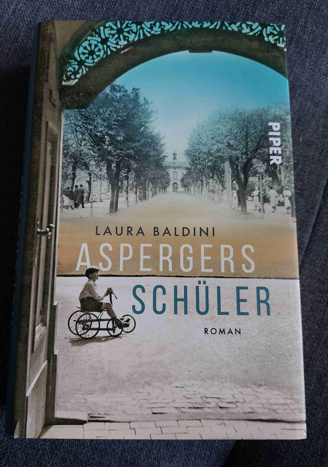 Sehr emotionales und meines Erachtens gut recherchiertes Buch über die Entdeckung von Asperger.....teils auch minimal grauselig......dennoch sehr schön zu lesen.