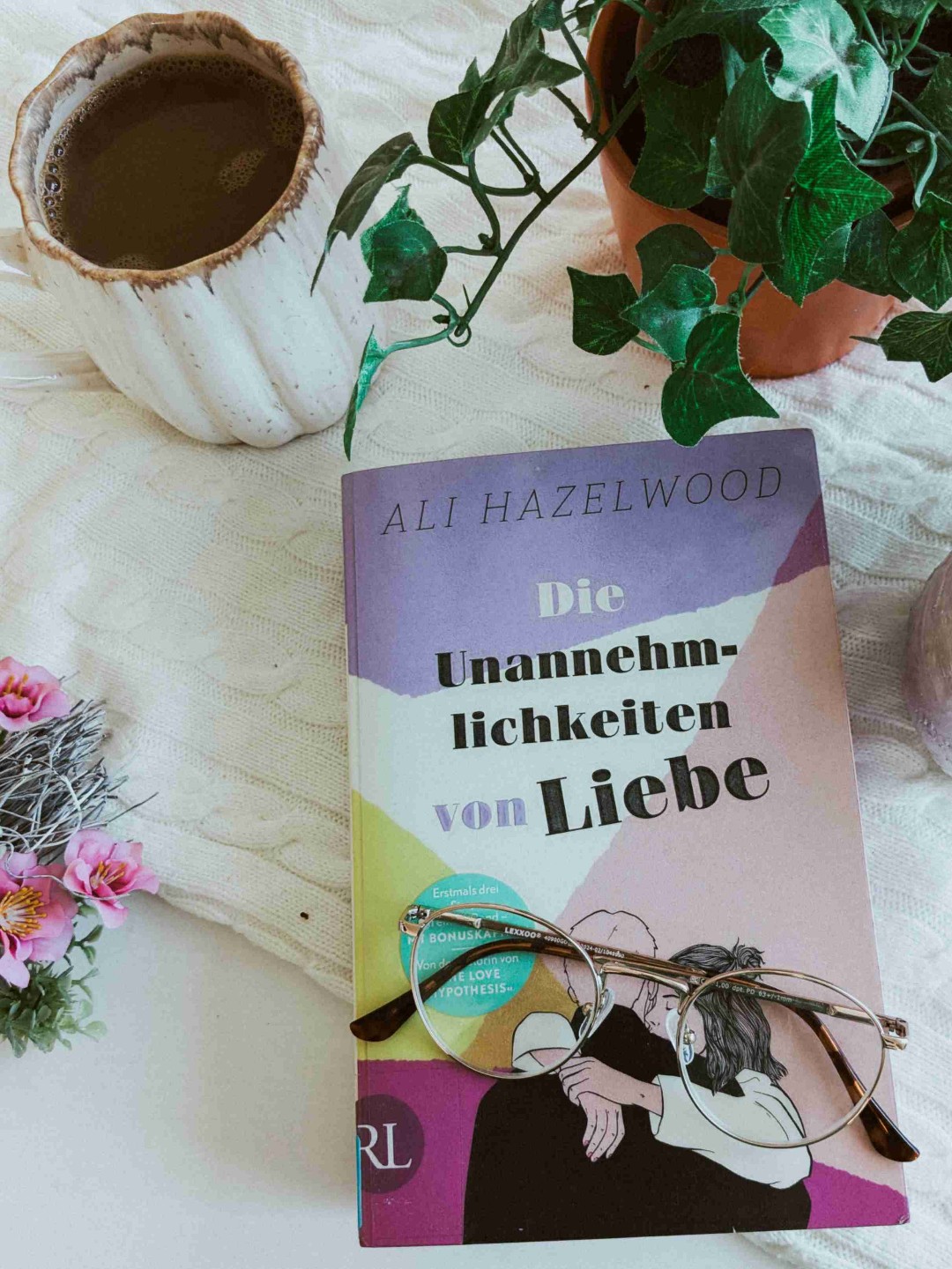 Perfekt, um mal abzuschalten und sich in eine Liebesgeschichte zu stürzen. Allerdings hat mich gestört, dass die männlichen Hauptcharaktere den Frauenkarrieren oft so weit voraus waren.