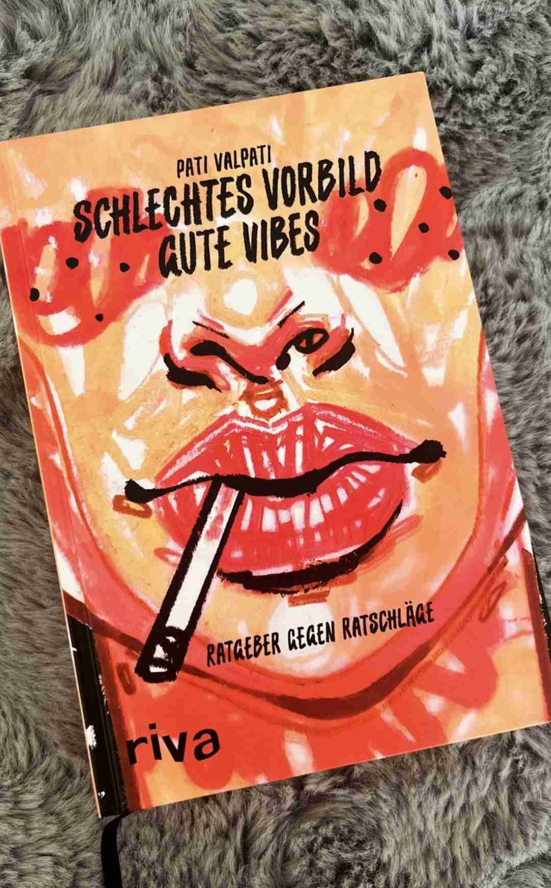 Pati trifft mit ihrem Buch definitiv den Zahn der Zeit. Auf selbstkritische und dabei auf humorvolle und sympathische Art und Weise nimmt sie es gekonnt mit veralteten und teilweise überholten Ratschlägen auf. Sie vermittelt, dass es in Ordnung ist, wenn man nicht perfekt ist und dass dies einfach zum Menschsein dazugehört. Liest man dieses Buch, fühlt man sich automatisch besser und gute Laune ist einem damit auch garantiert. :) 4,5 ✨️🌟💫