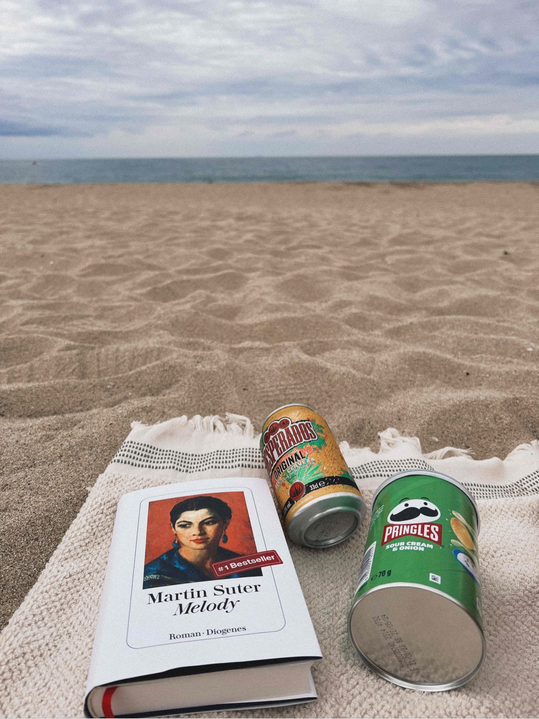 Im wahrsten Sinne des Wortes eine schöne Strandlektüre. Mich hat die Mischung aus Romantik & Spannung wirklich gepackt & ein Plottwist gegen Ende hat dafür gesorgt, dass mir das Buch sehr positiv und als leicht zu lesen im Gedächtnis geblieben ist. 
