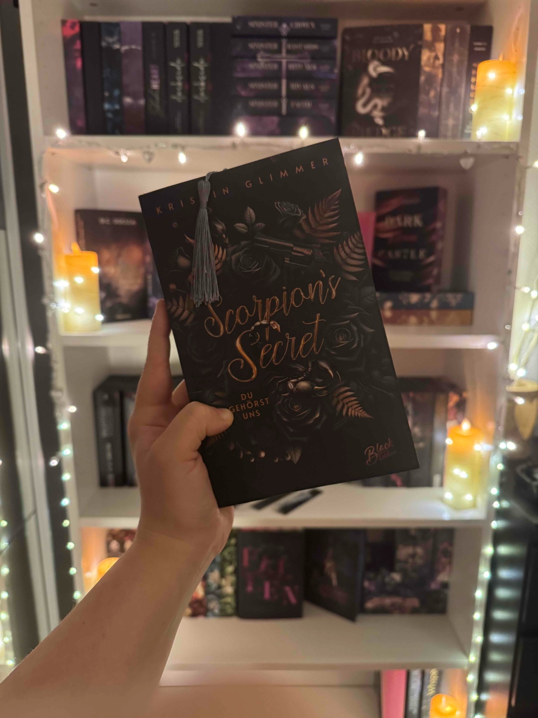 „Scorpion‘s Secret - Du gehörst uns!“ 🖤🦂🌹☠️ Band 1. von Kristin Glimmer
Wow 😮, die Story 🫶📚