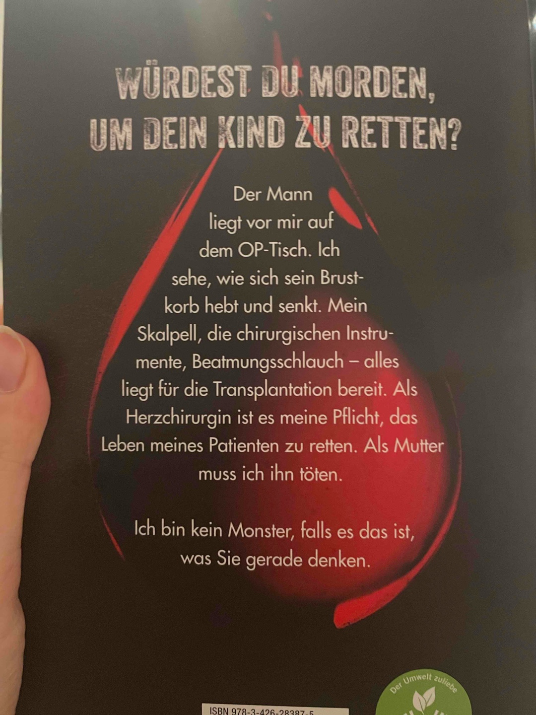 Das Buch lies sich gut weglegen. Gegen Ende wurde es mir ein bisschen krude und manches wirkte einfach zu konstruiert. Aus medizinischer Sicht musste man auch hin und wieder beide Augen zudrücken.