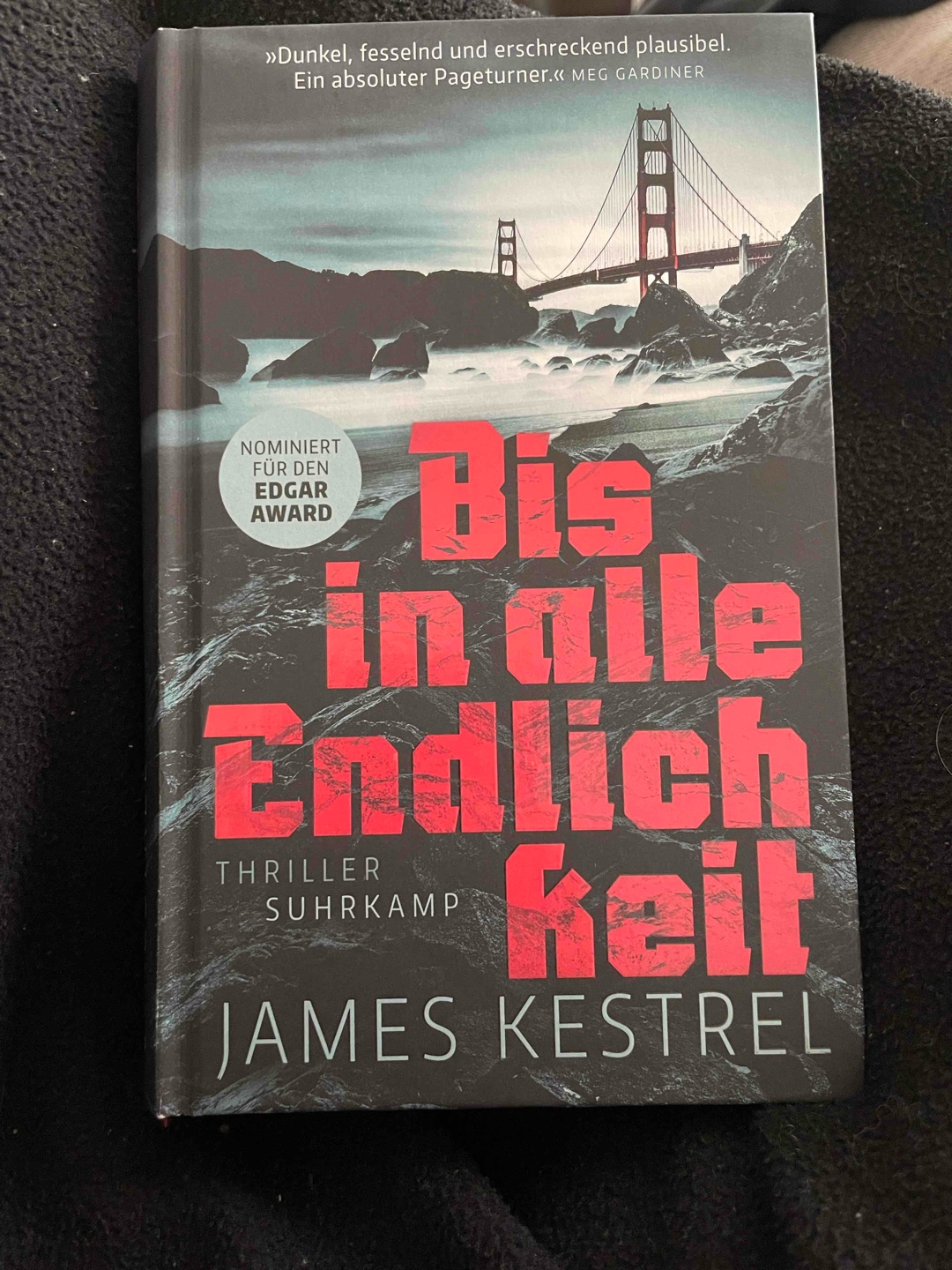 Dystopisch, düster und dunkel.