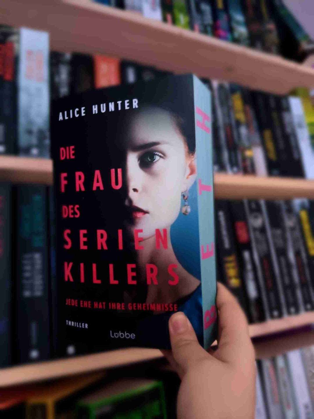 Also was soll ich sagen, dieses Buch ist auf keinen Fall ein Thriller was mich schon sehr enttäuscht, ich dachte das es so richtig spannend und aufregend geschrieben , nein ist es nicht,
Was ich gut fande waren die kurzen Kapitel und die einfache Schreibweise.
Naja aber insgesamt konnte das Buch mich trotzdem gut unterhalten.