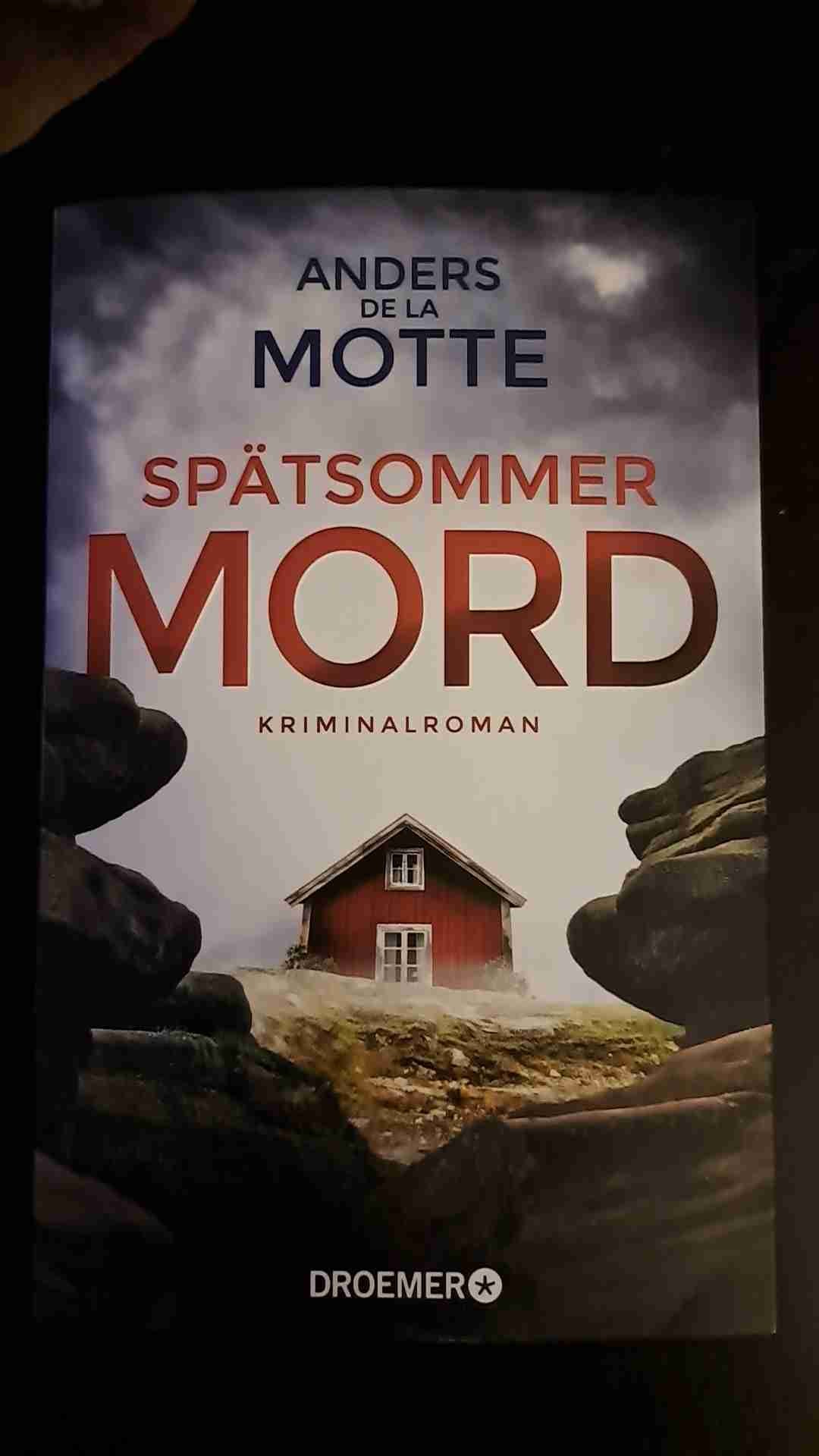 Wow, war mal wieder begeistert 🤩😍
Die Story spielt in zwei Zeitebenen.
Am Anfang hat es ein wenig gedauert bis ich richtig reingekommen bin.
Die Geschichte an sich ist spannend und es war sehr lange unklar wer genau denn nun der Hauptäter eigentglich ist.
Die Beschreibung der Personen und deren Gefühle so wie der Landschaft ist so real das man unbedingt wissen möchte was passiert ist
Des Rätsels Lösung ist unerwartet😉
Klare Lese-Empfehlung !