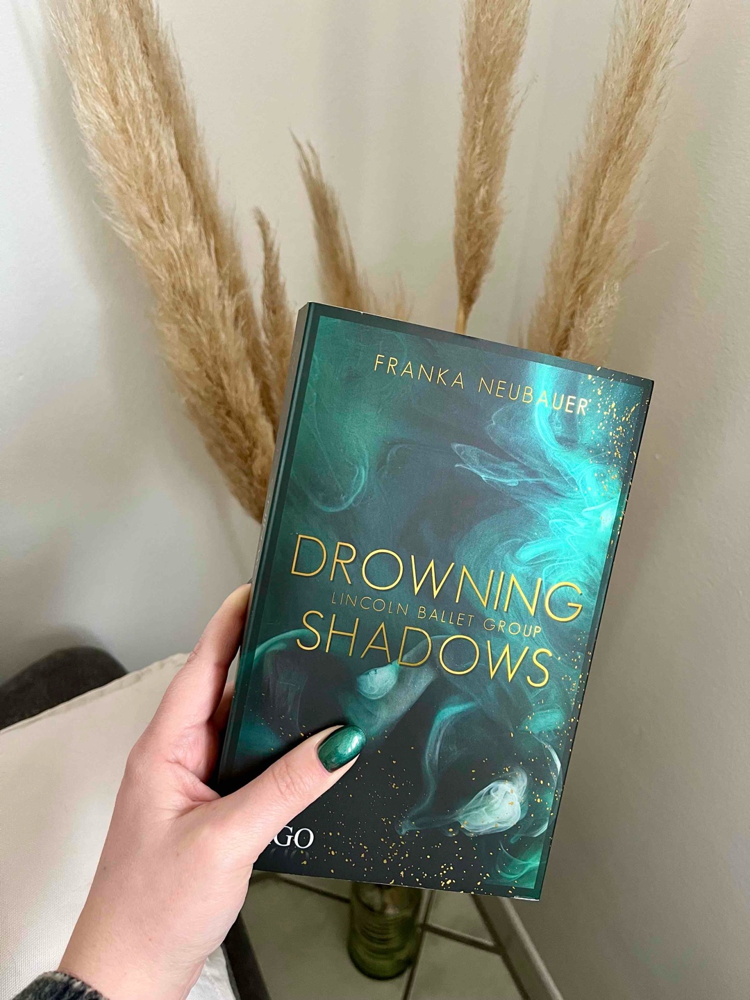 Das Cover 10/10. 
Da ich Bücher mit Ballett bzw. Tanzen echt gerne lese hab ich mich sehr auf das Buch gefreut. Die Geschichte fand ich ganz gut. Emotional, tänzerisch & auch spannend. Ein Debüt, bei dem das Lesen Spaß gemacht hat. 