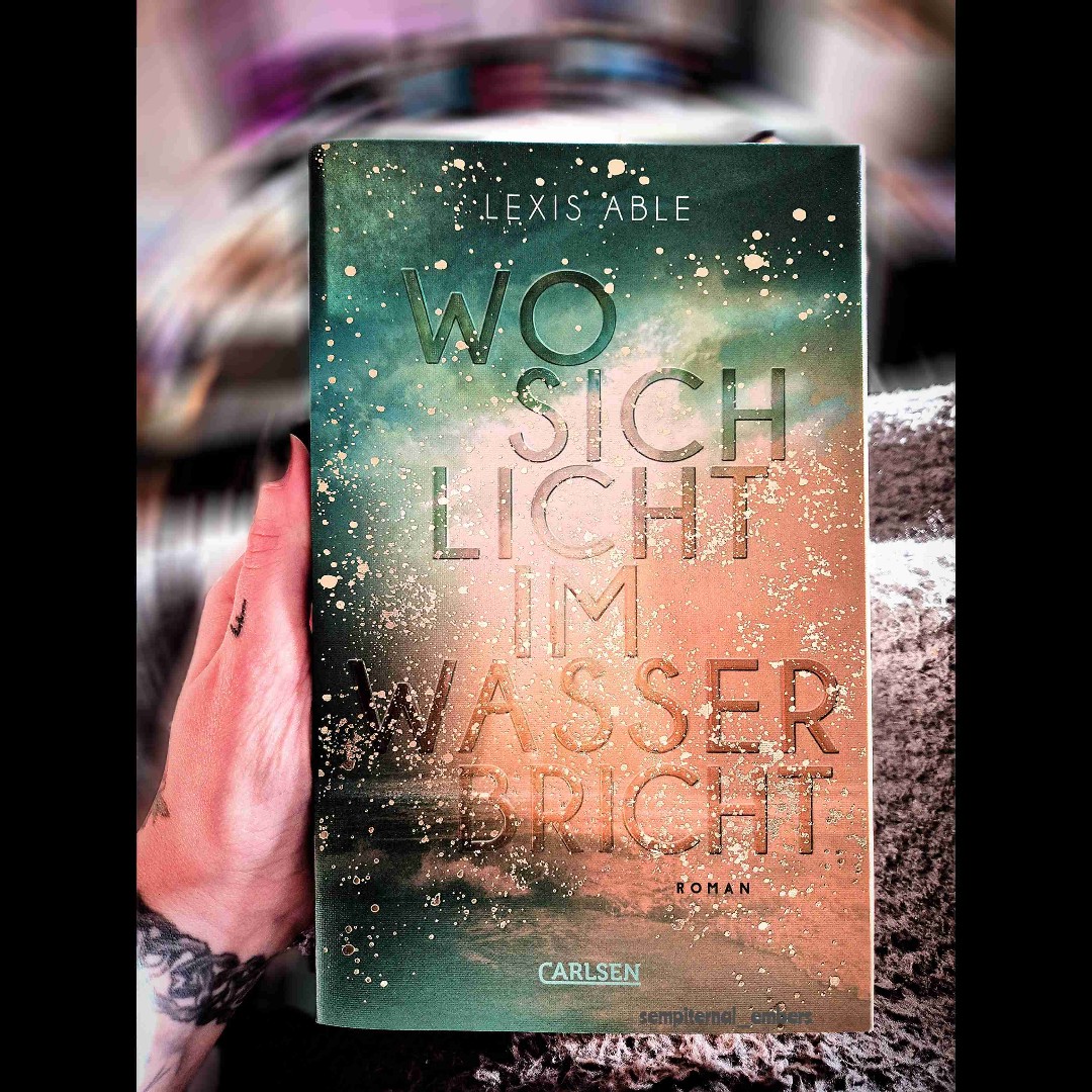 "Wo sich Licht im Wasser bricht" ist mein erstes Buch von Lexis Able. Ich bin aufgrund des Klappentext darauf aufmerksam geworden und war sehr gespannt, wie Lexis schreibt. 
Ihr Schreibstil ist wirklich sehr angenehm. Detailliert, aber nicht zu ausschmückend und die Zeilen gleiten nur so an einem vorbei. 
Auch das Buch an sich, die Themen, die sie anspricht und beschreibt, haben mir sehr gut gefallen. Ich fand es unglaublich interessant darüber lesen zu können und liebe Charaktere, die nicht der Norm entsprechen - egal in welcher Art und Weise. Ich empfand das Handeln der einzelnen Charaktere als glaubhaft und sehr nachvollziehbar. Mir sind Jonah, Caden, Enya & Co. wirklich ans Herz gewachsen. Sie sind alle so sympathisch und eine so tolle Truppe. ♡
Ich freue mich schon auf den zweiten Teil und die interessanten Themen, die Lexis dort aufgreifen wird. 