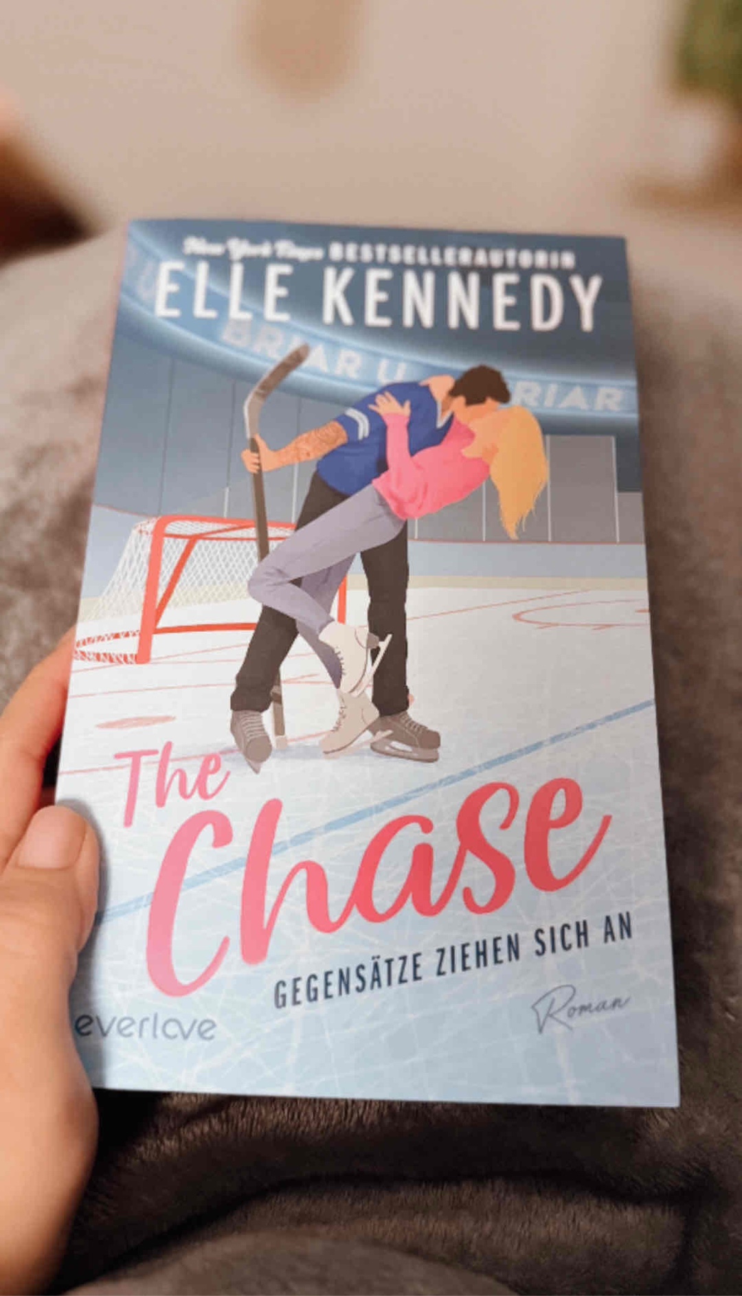 Als großer Fan der Off-Campus-Reihe habe ich mich sehr gefreut, mit „The Chase“ zurück an die Briar Universität zu kehren. Der Einstieg war für mich allerdings etwas schwierig, da Summer zunächst sehr oberflächlich wirkt. Ich konnte Fitz‘ Vorurteile ihr gegenüber daher gut verstehen. Doch im Laufe der Geschichte zeigt sich, dass Summer viel tiefgründiger ist, als es auf den ersten Blick scheint. Ihre Entwicklung hat mir wirklich gut gefallen und nach und nach wurde sie mir immer sympathischer. Besonders die hitzigen Unterhaltungen zwischen ihr und Fitz, oft emotional und voller verletzter Gefühle, waren ein Highlight. Die Liebesgeschichte der beiden war glaubhaft und hat mich zum Mitfiebern gebracht. Das Buch spricht auch ernstere Themen wie #MeToo und Vorurteile an, ohne dabei zu schwer zu wirken.
Ein schöner Bonus war das Wiedersehen mit bekannten Charakteren aus der Off-Campus-Reihe.