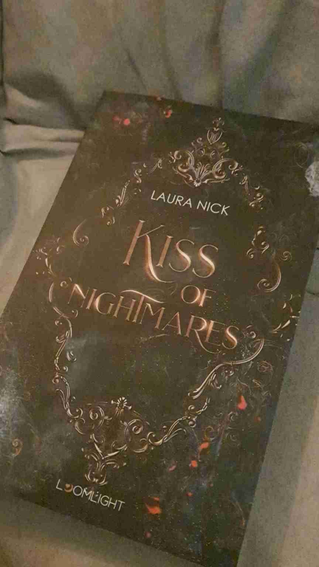 Mina ein Fleischling welches versucht in einer Acadamy voller verschiedenster Wesen zu überleben und alles daran zu setzen auch ihr Erwachen zu er(über)leben. Wäre da nicht der heisse Vampirdirektor Oliver !
Ein super tolles Buch. Die Spannung zieht sich von Anfang bis zum Ende des Buches!
Spannend,humorvoll,sexy und HOT ❤️🔥💋
