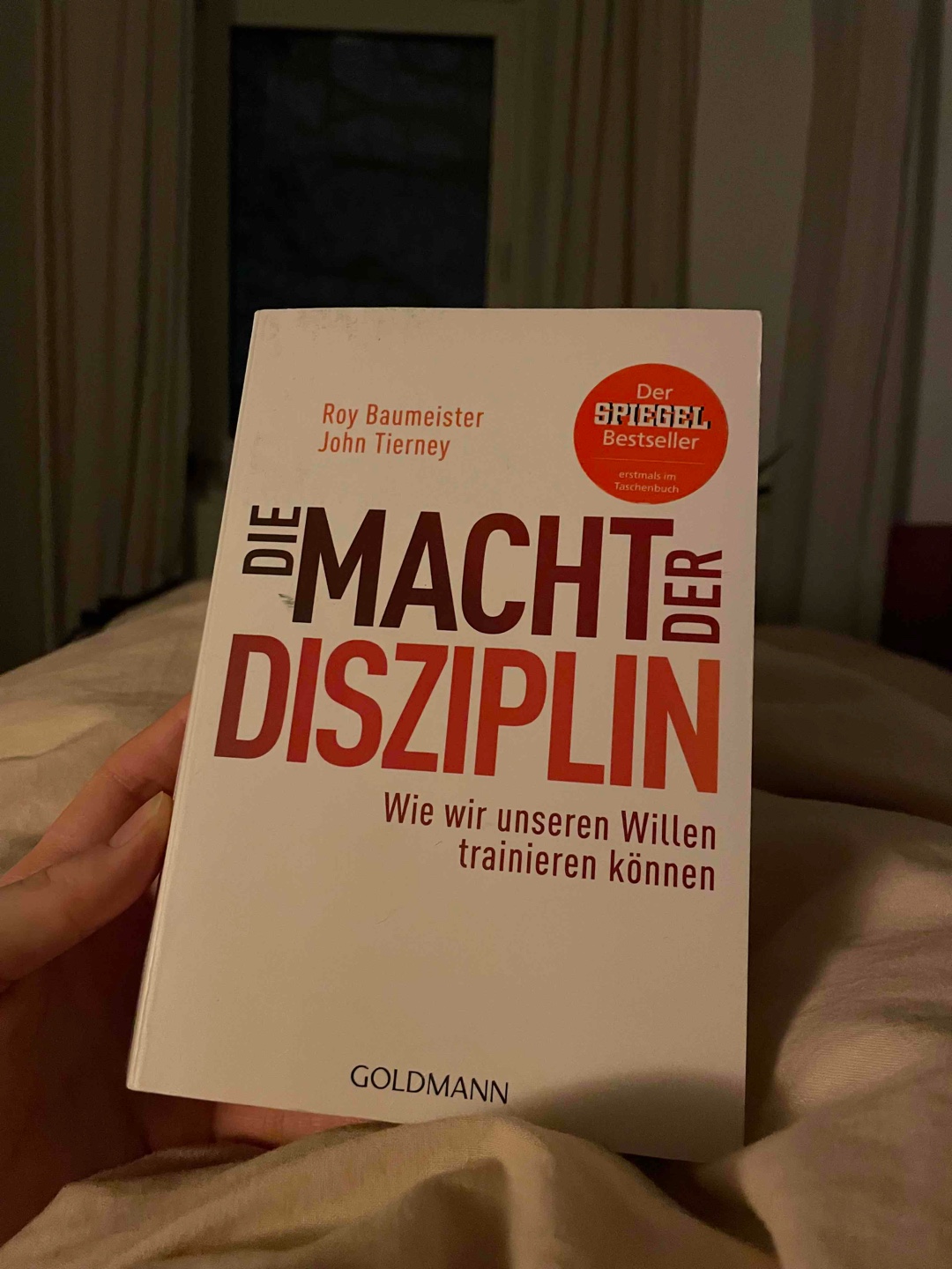 Ich fand das Buch sehr interessant geschrieben, man bekommt viele Geschichten und Studien zum Thema Disziplin erzählt. Es wird zum Ende nochmal etwas auf die Themen eingegangen und erklärt wie man diese praktisch umsetzen kann. Sehr interessant und man kann viel lernen 😊