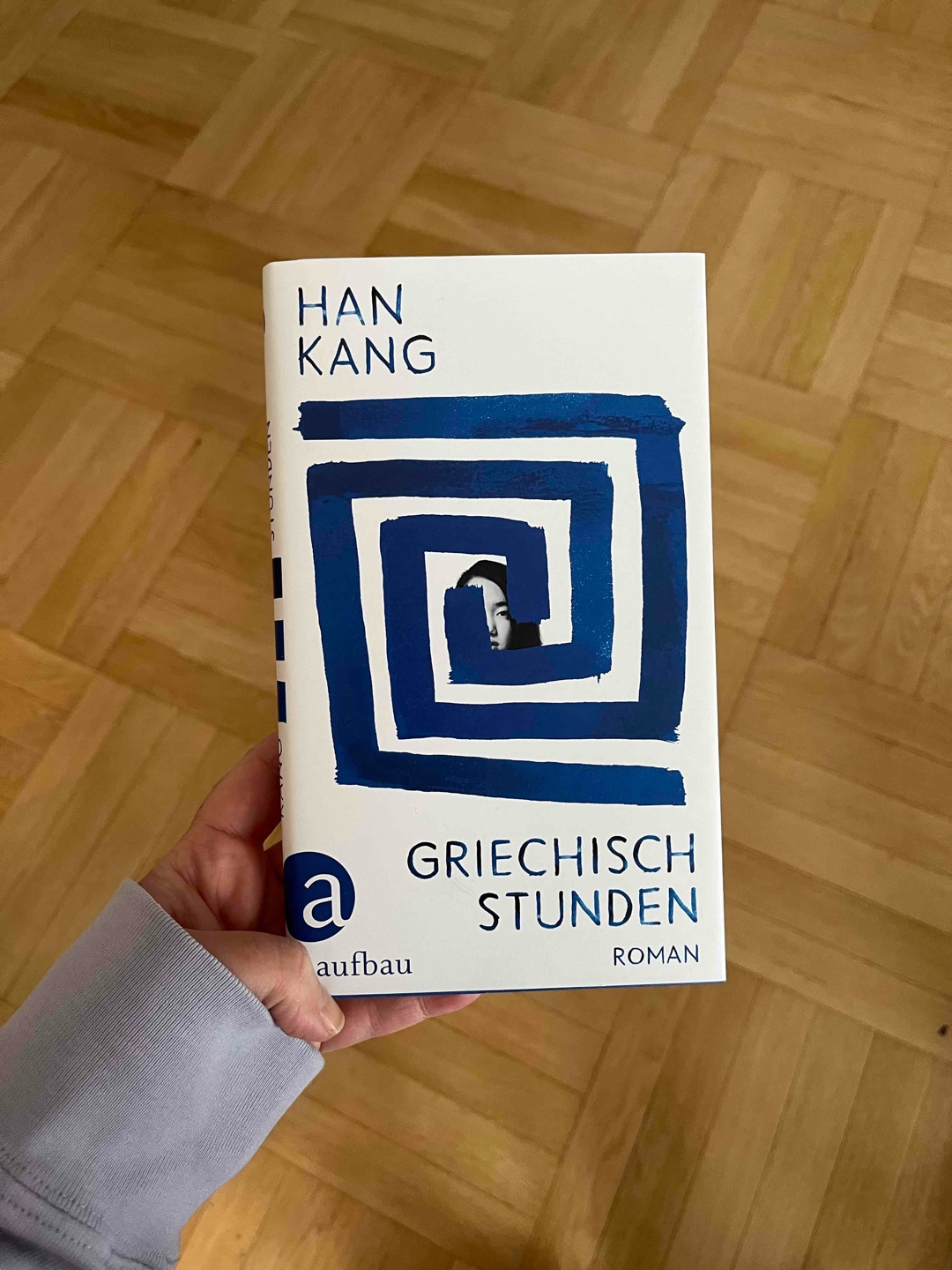 „Griechisch Stunden“ von Han Kang ist für mich ein äußerst ambivalentes Werk, das mich mit seiner intensiven Lyrik und abstrakten Bildsprache zeitgleich herausgefordert aber auch beeindruckt hat.